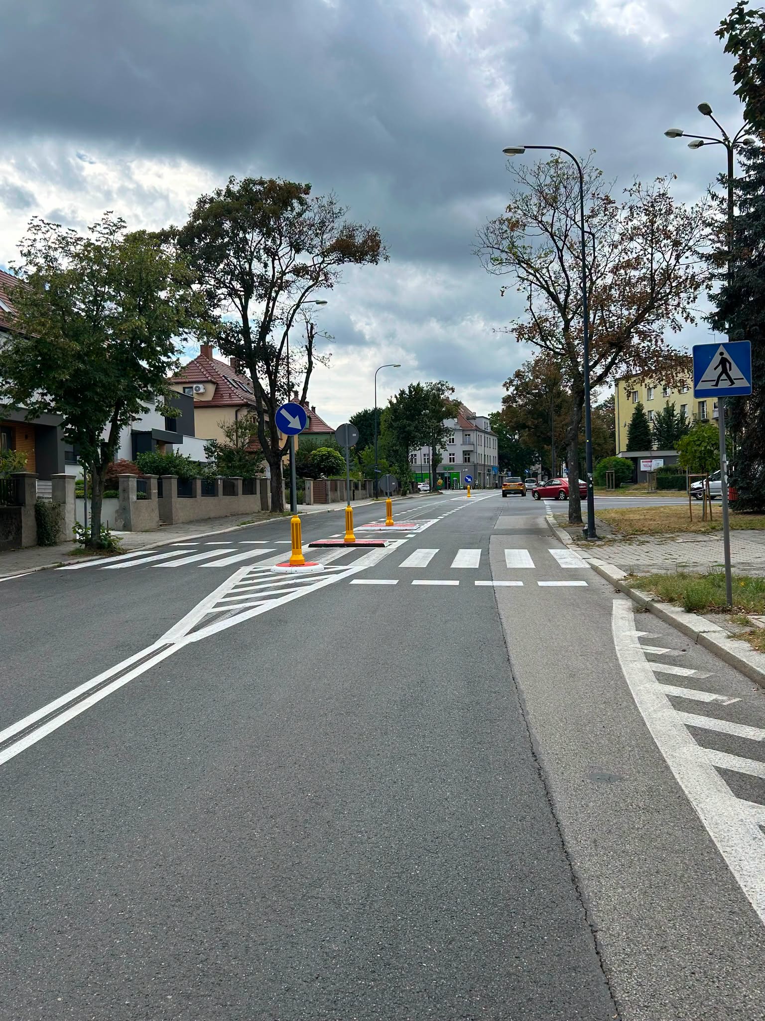 Na ul. Daszyńskiego pojawiły się wyspy azylu dla pieszych i nowe oznakowanie