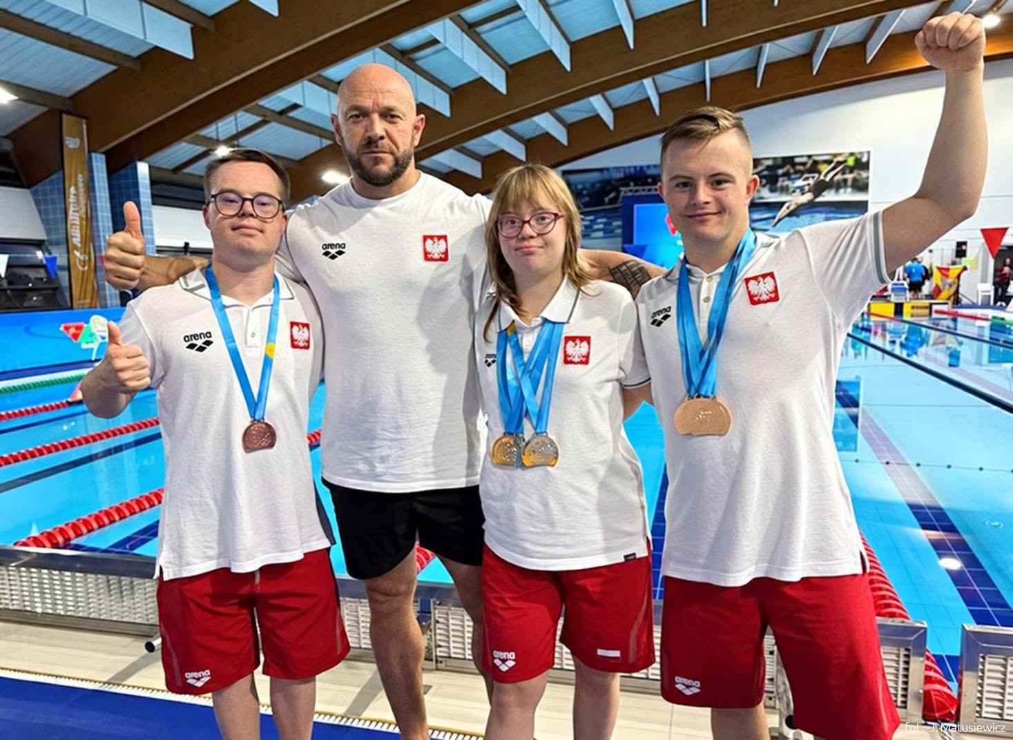 Jakub Muszyński, Grzegorz Krzemień i Elżbieta Sieber z trenerem