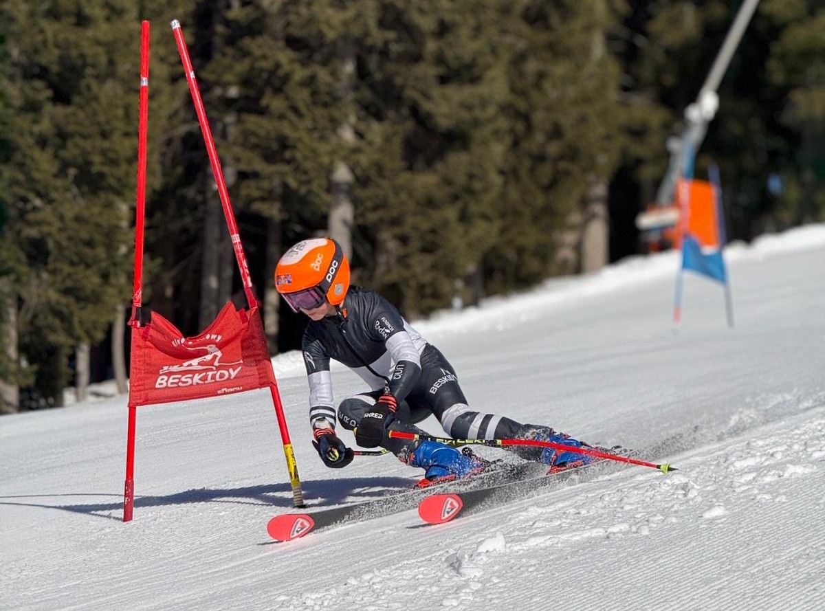 Janek jadący na nartach
