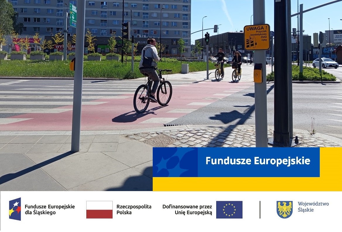 skrzyżowanie z przejazdem dla rowerów, przez kóre przejeżdża rowerzysta