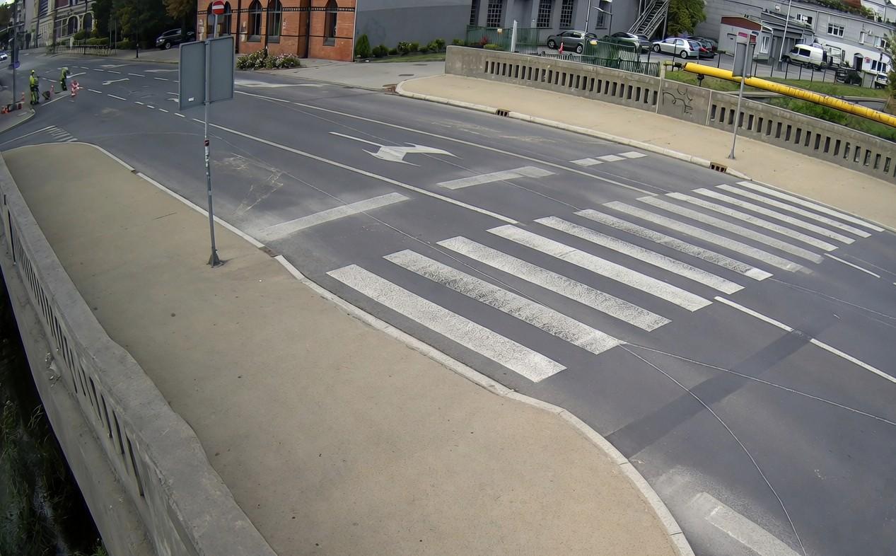 Bezpieczniej przez trzy pasy ruchu. Na moście nad Kłodnicą powstanie azyl dla pieszych