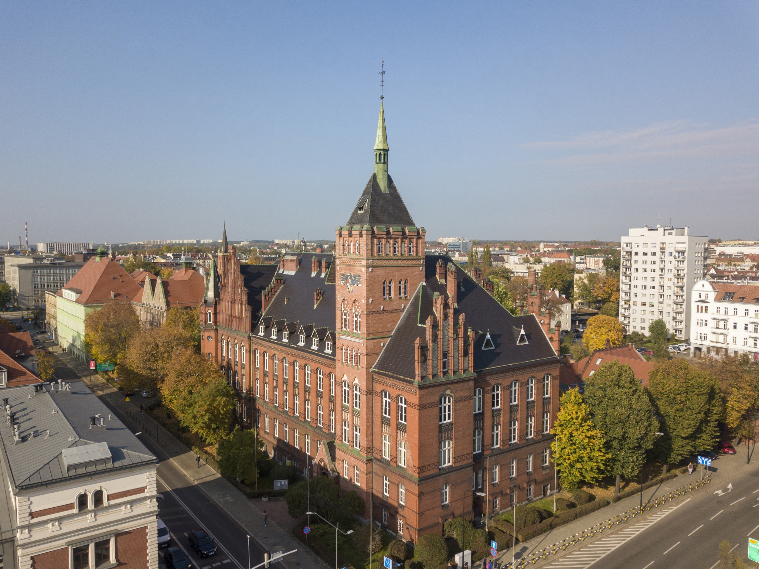 Jeden z budynków Politechniki Śląskiej widziany z lotu drona