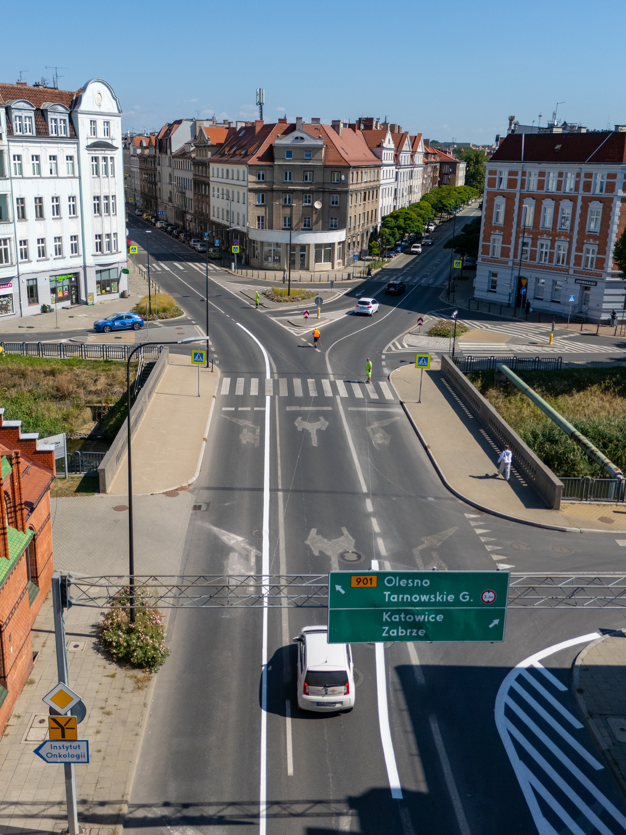 Bezpieczniej przez trzy pasy ruchu. Przy Wrocławskiej na moście nad Kłodnicą zaczyna powstawać azyl dla pieszych