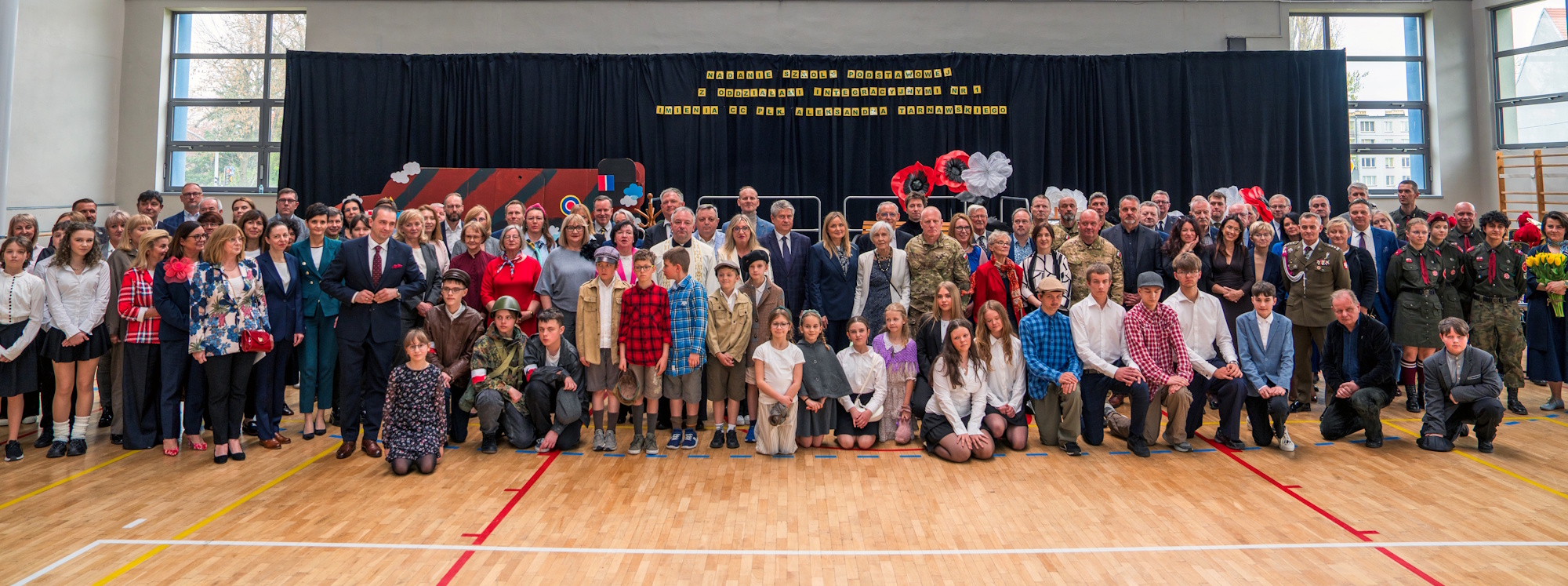 ludzie ustawieni do zdjęcia na sali gimnastycznej