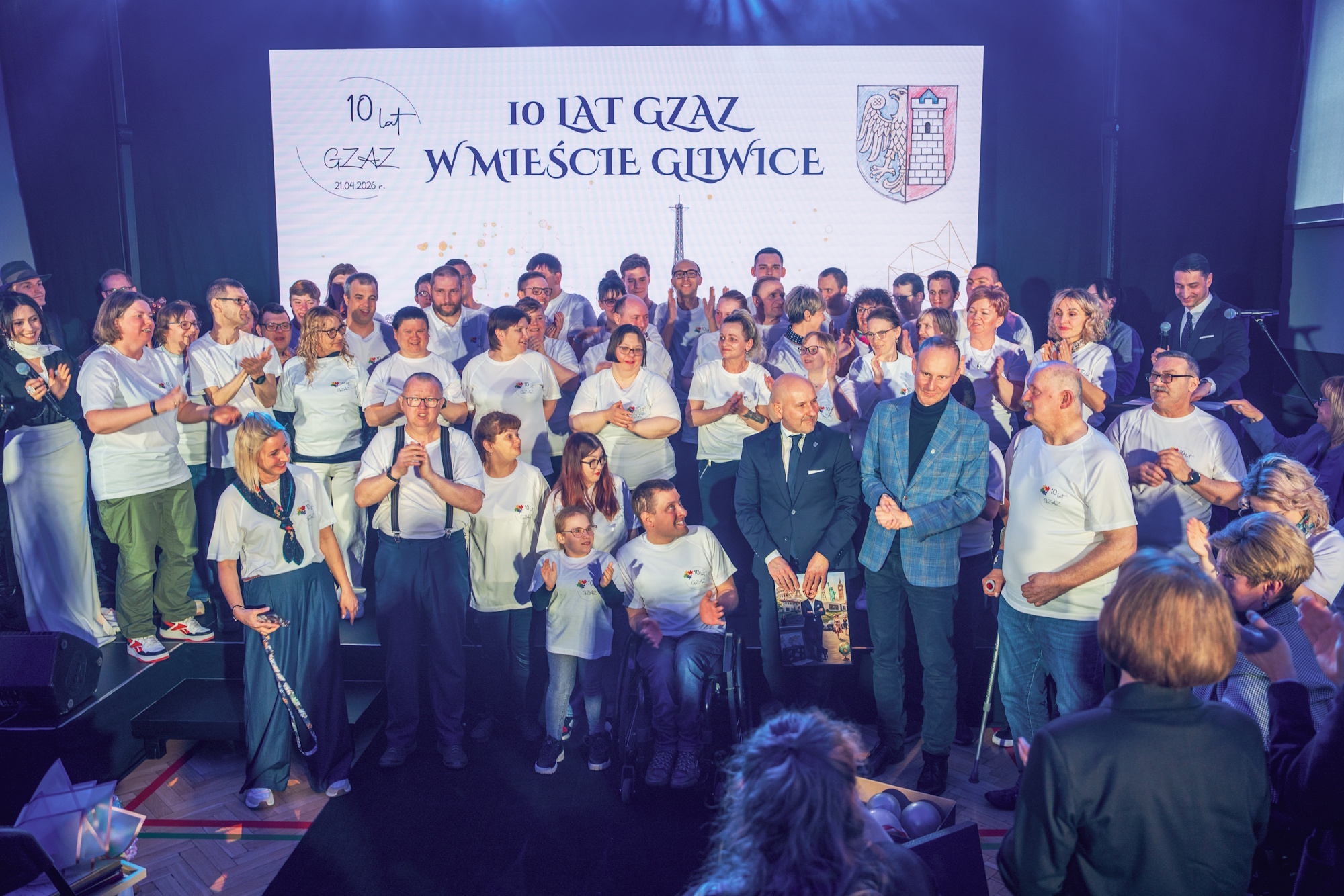 Grupa ludzi podczas uroczystości