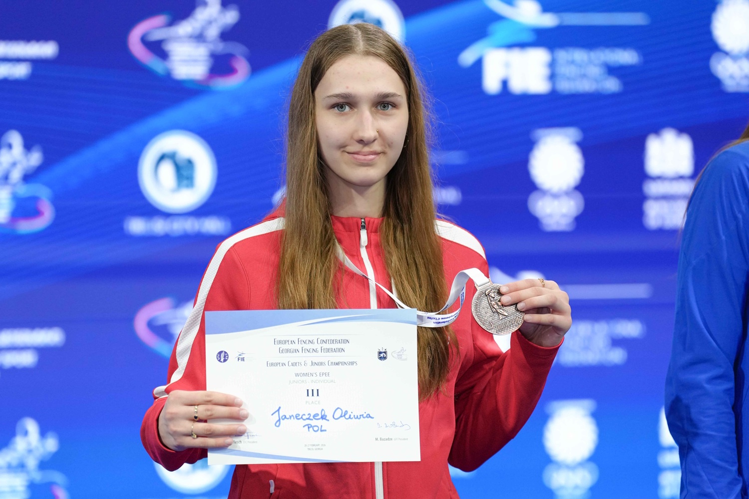 Oliwia Janeczek z medalem i dyplomem