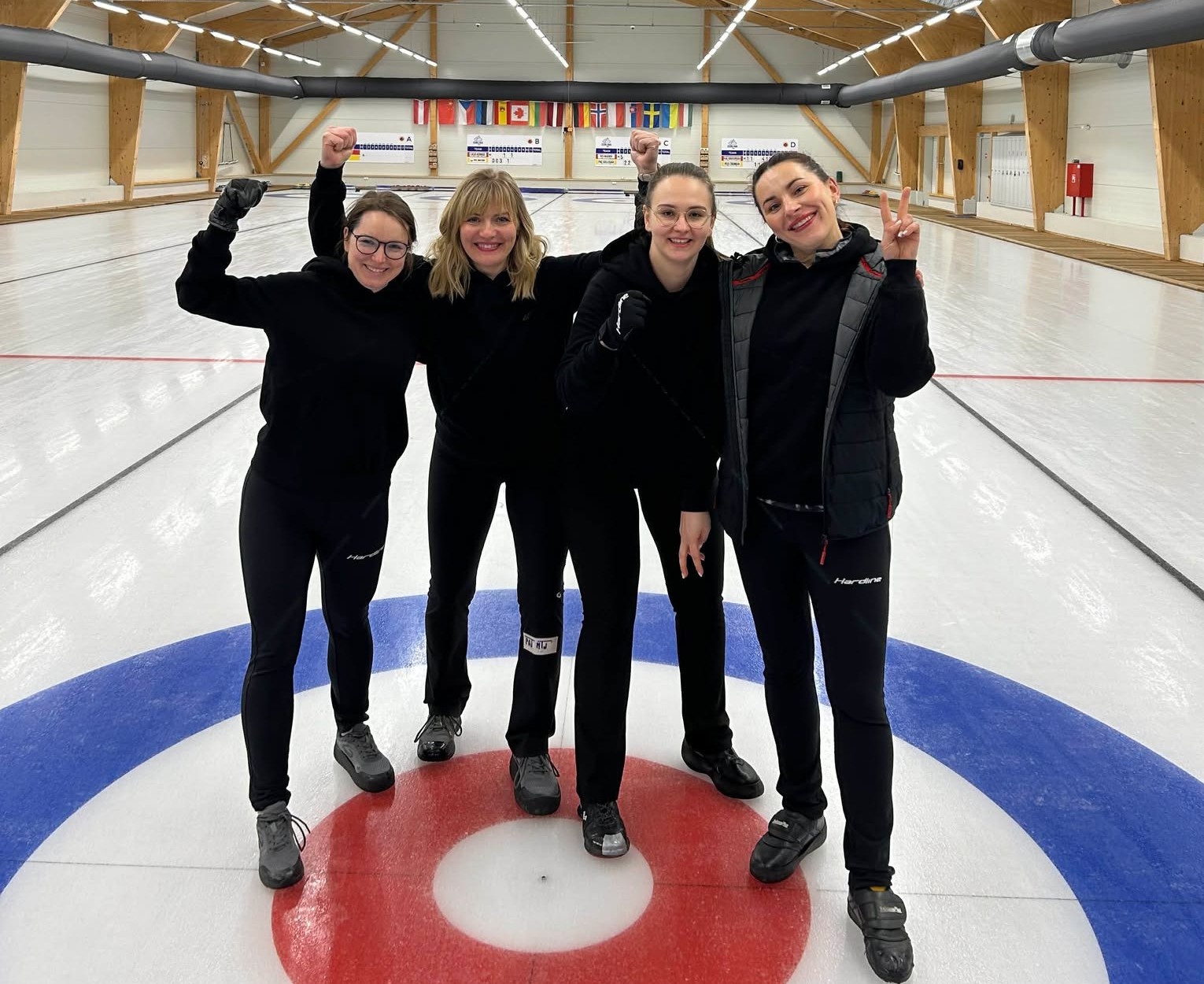 cztery dziewczyny na lodowisku, w czarnych ubraniach
