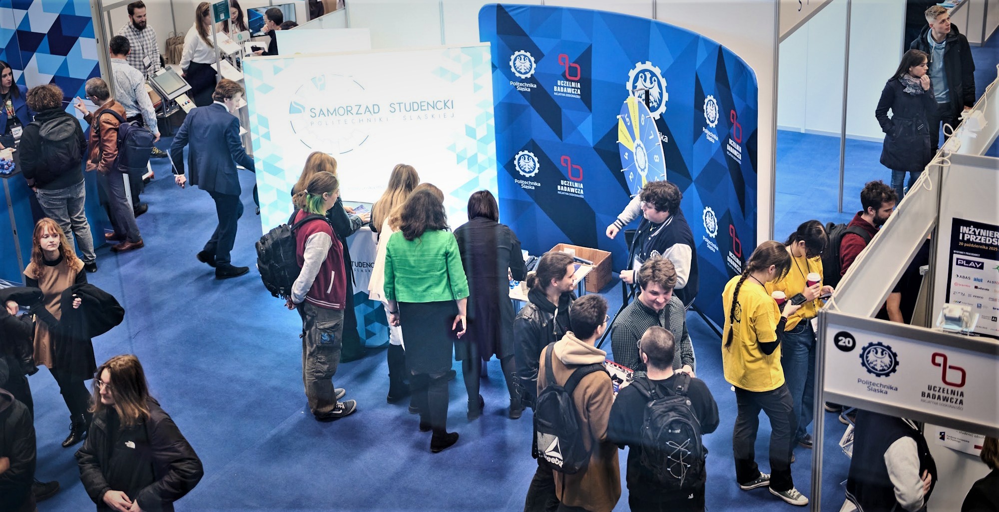 ludzie wśród stoisk