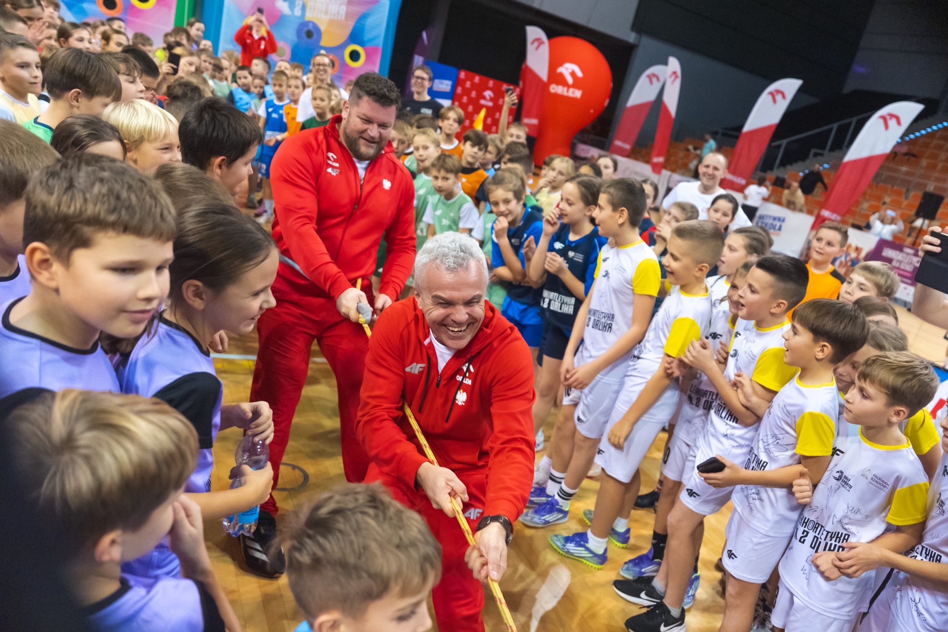 Paweł Fajdek przeciągający linę przy dopingu dzieci