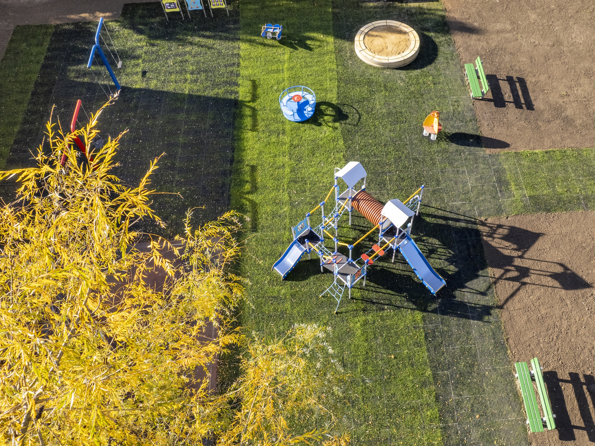 plac zabaw z urządzeniami zabawowymi z lotu ptaka