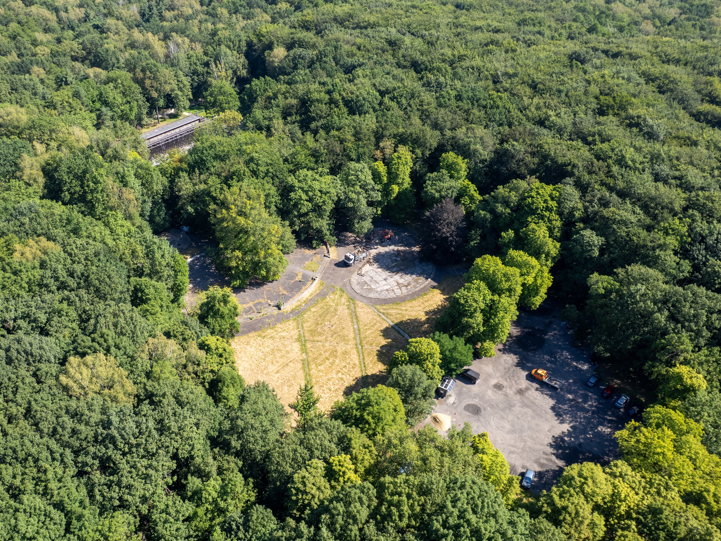 Trwa modernizacja terenu z dawną sceną i fontanną w lesie komunalnym. Z odnowionej przestrzeni mieszkańcy mają skorzystać jeszcze w tym roku