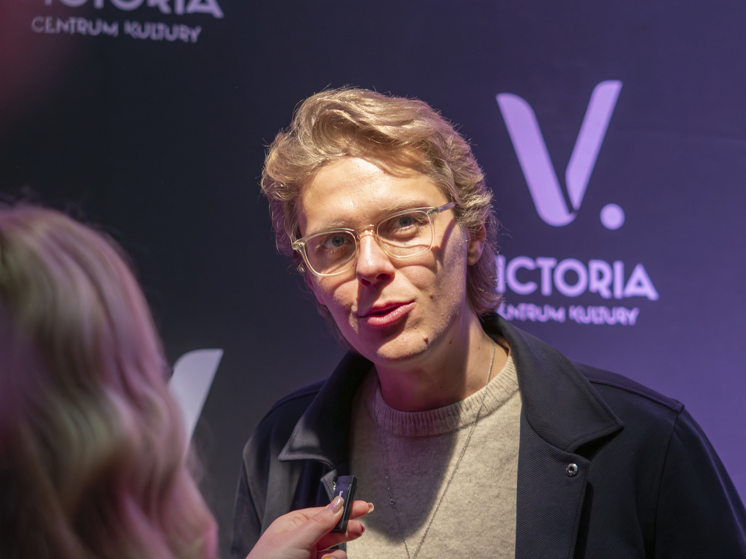 Jakub Gierszał podczas wywiadu