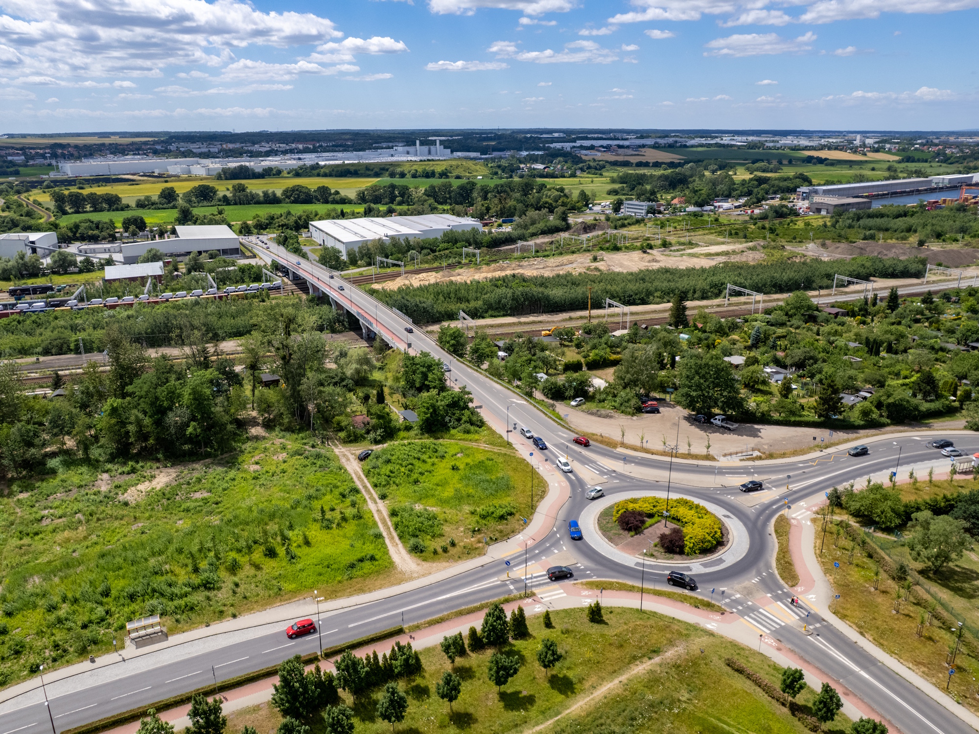 Mniej betonu, więcej zieleni – w takim kierunku zmienia się zagospodarowanie węzła Gliwice-Kopernik, czwartego z gliwickich węzłów przesiadkowych realizowanych w ramach zadania „Mobilna Metropolia”. 