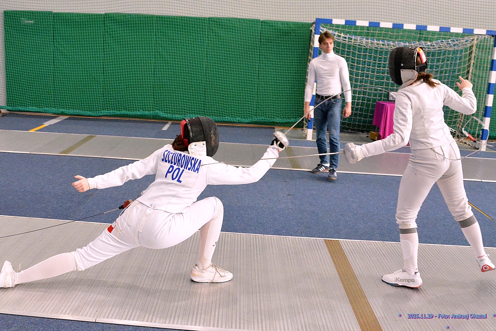 dwie szpadzistki ubrane na biało, ze szpadami, na macie