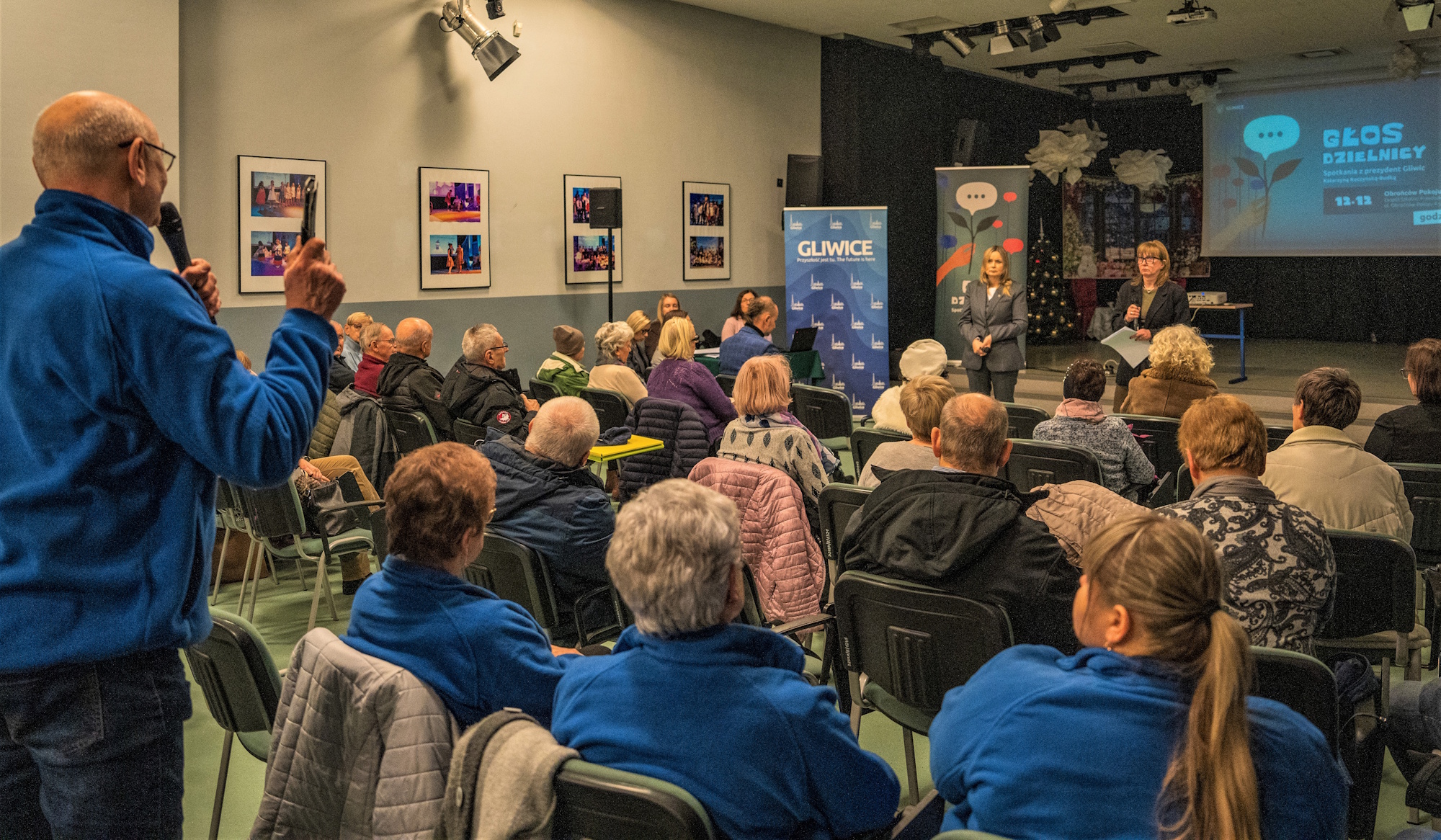 ludzie w sali szkolnej