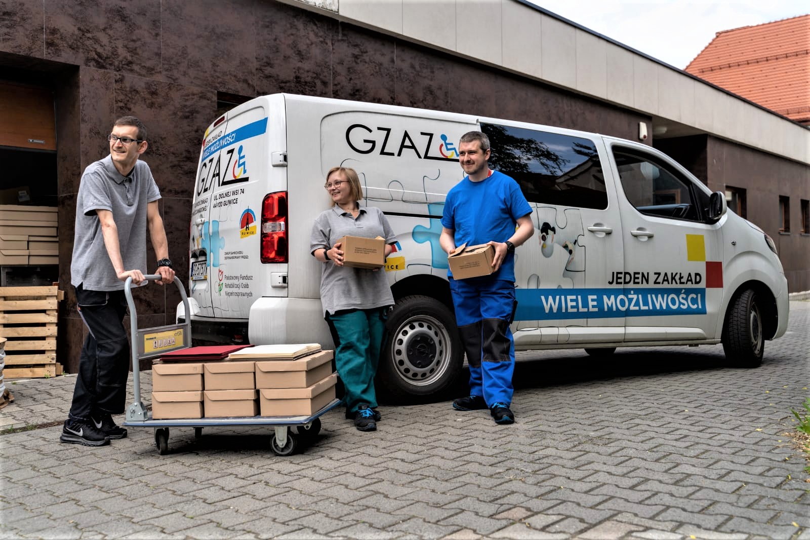 ludzie przy samochodzie