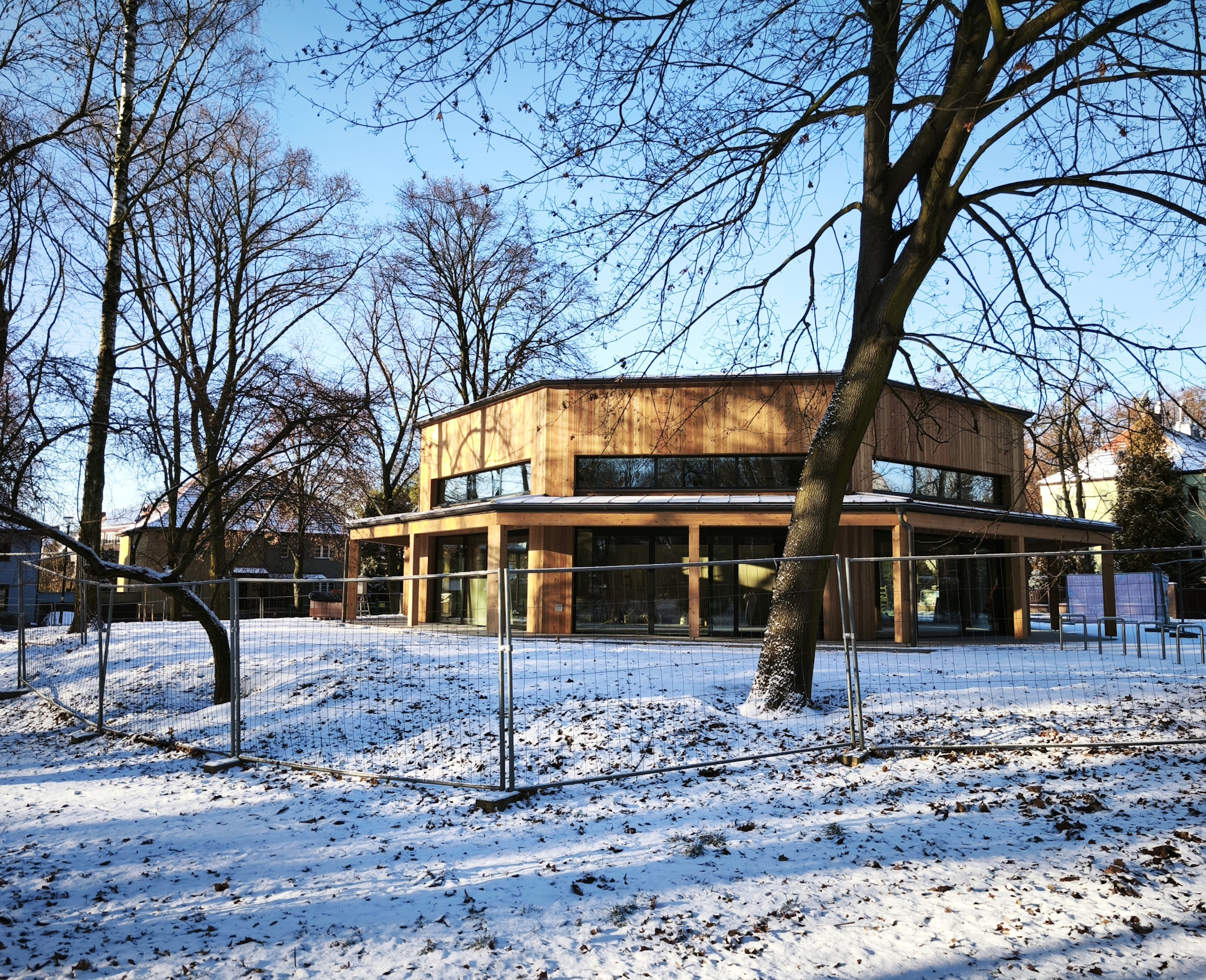 budynek, drzewa, śnieg