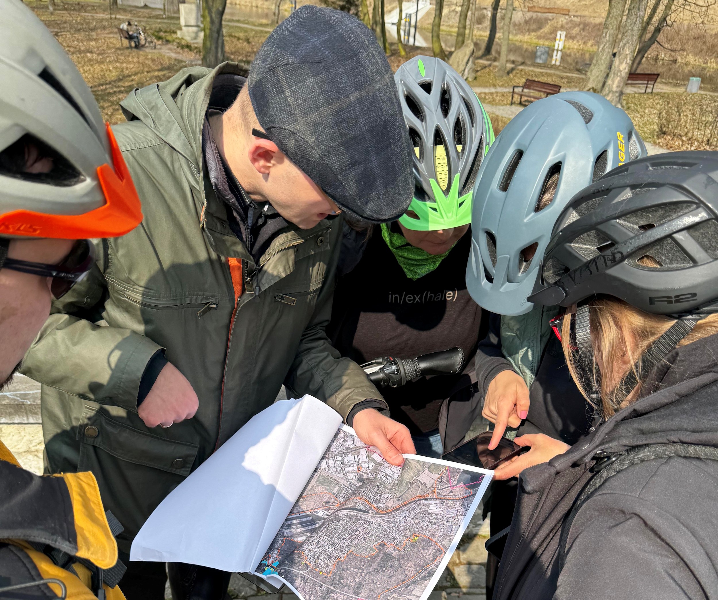 Pracownicy oglądający mapę