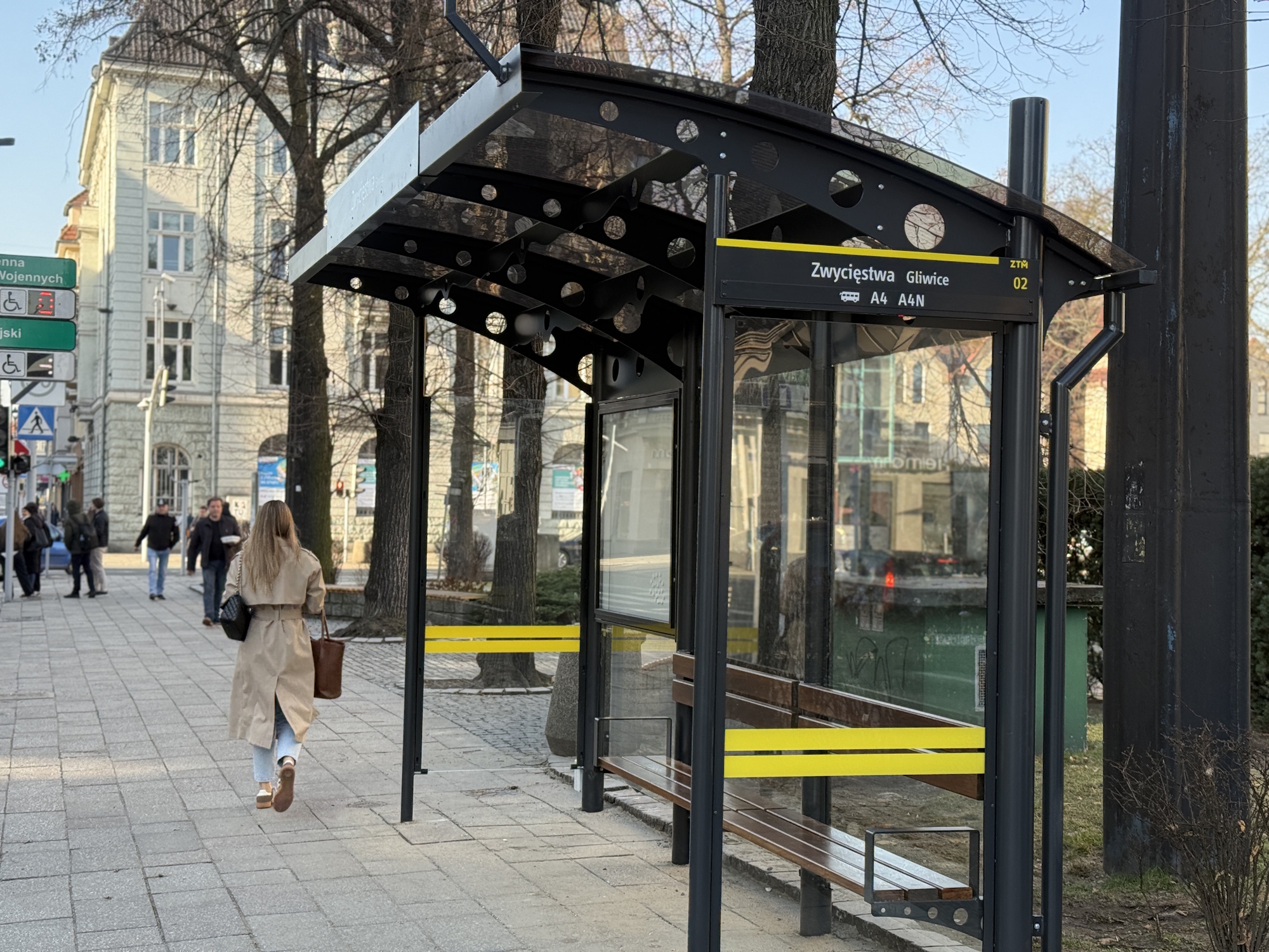 Nowa wiata autobusowa przy Urzędzie Miejskim. Przystanki w Gliwicach zmieniają się krok po kroku