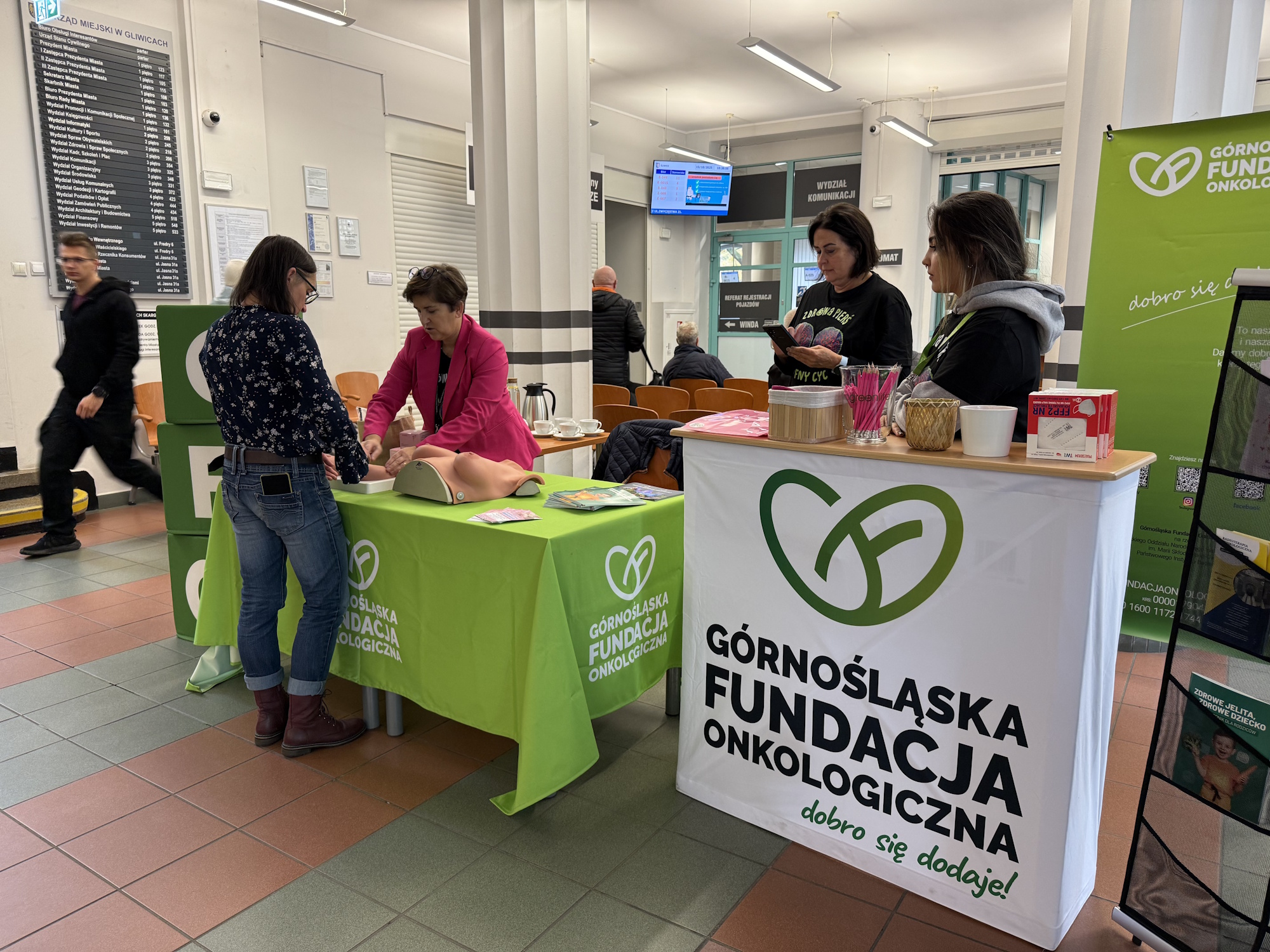 kobiety przy stole punktu konsultacyjnego
