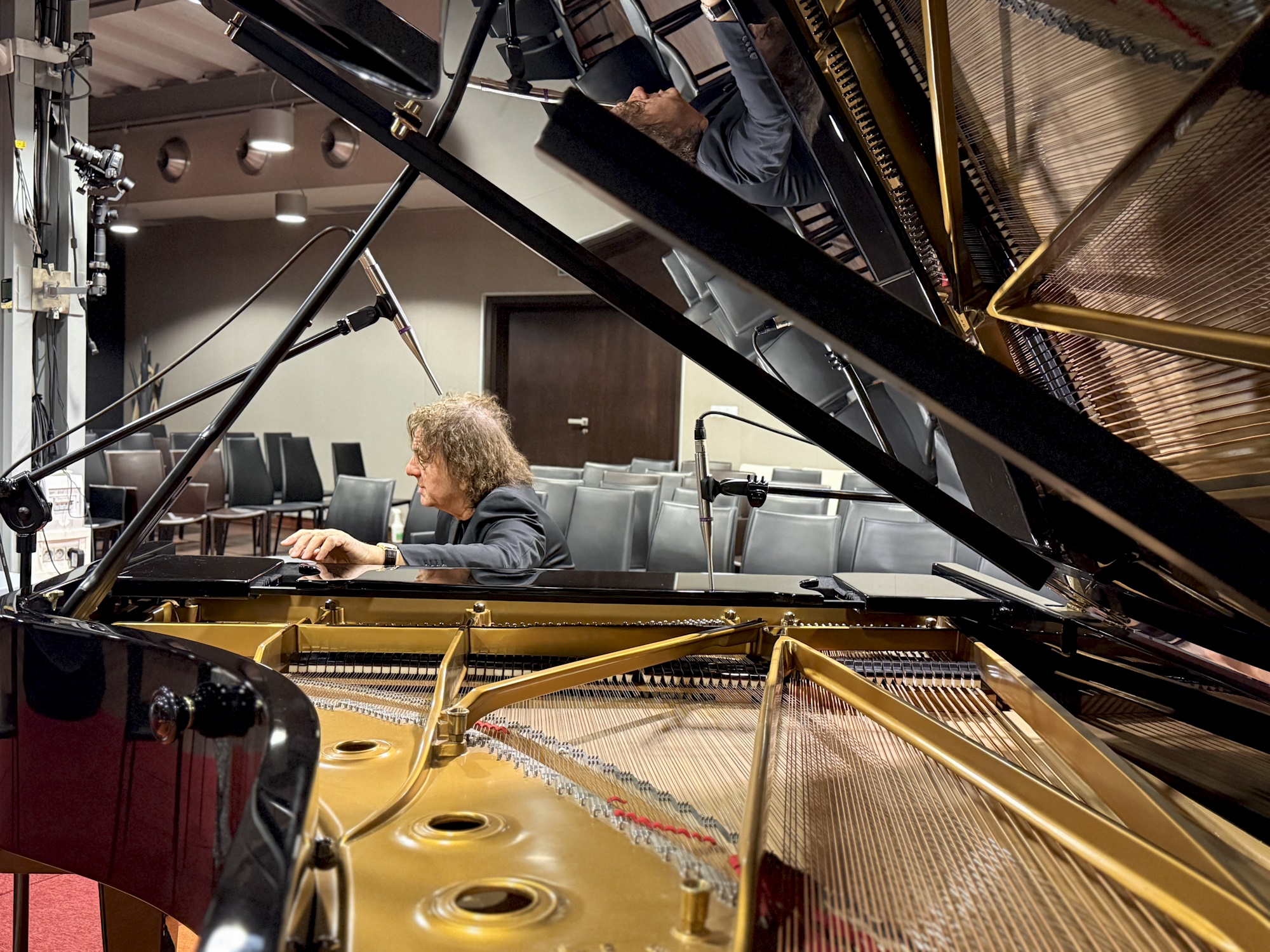 Mężczyzna za fortepianem