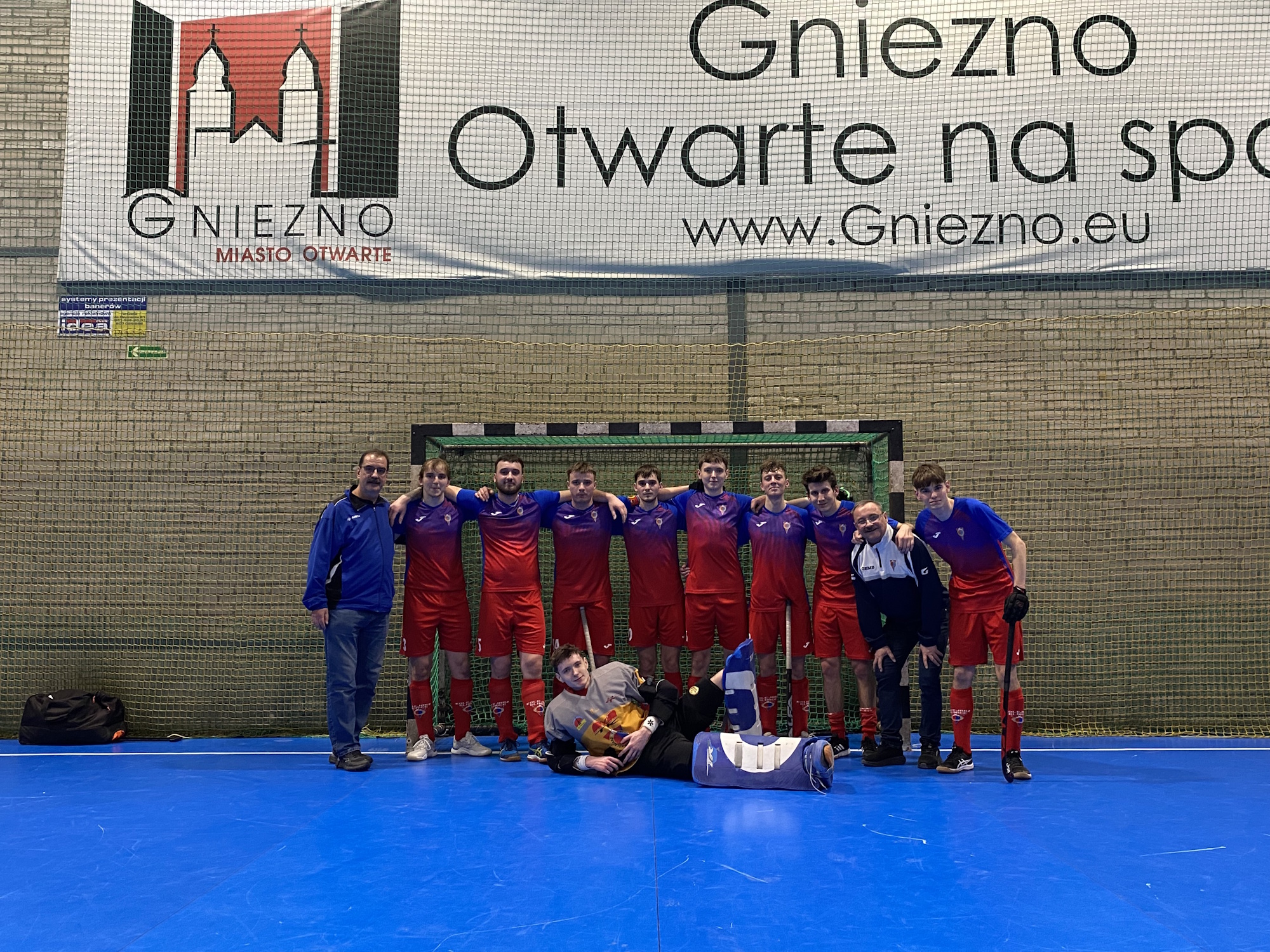 ludzie pry bramce na sportowej hali