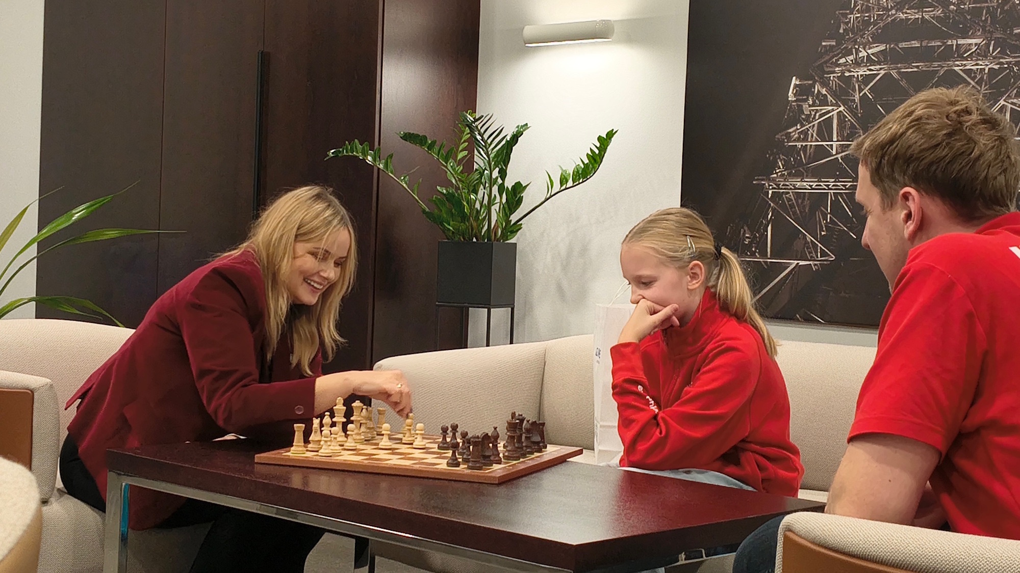 prezydent Gliwic i młoda szachistka grają w szachy