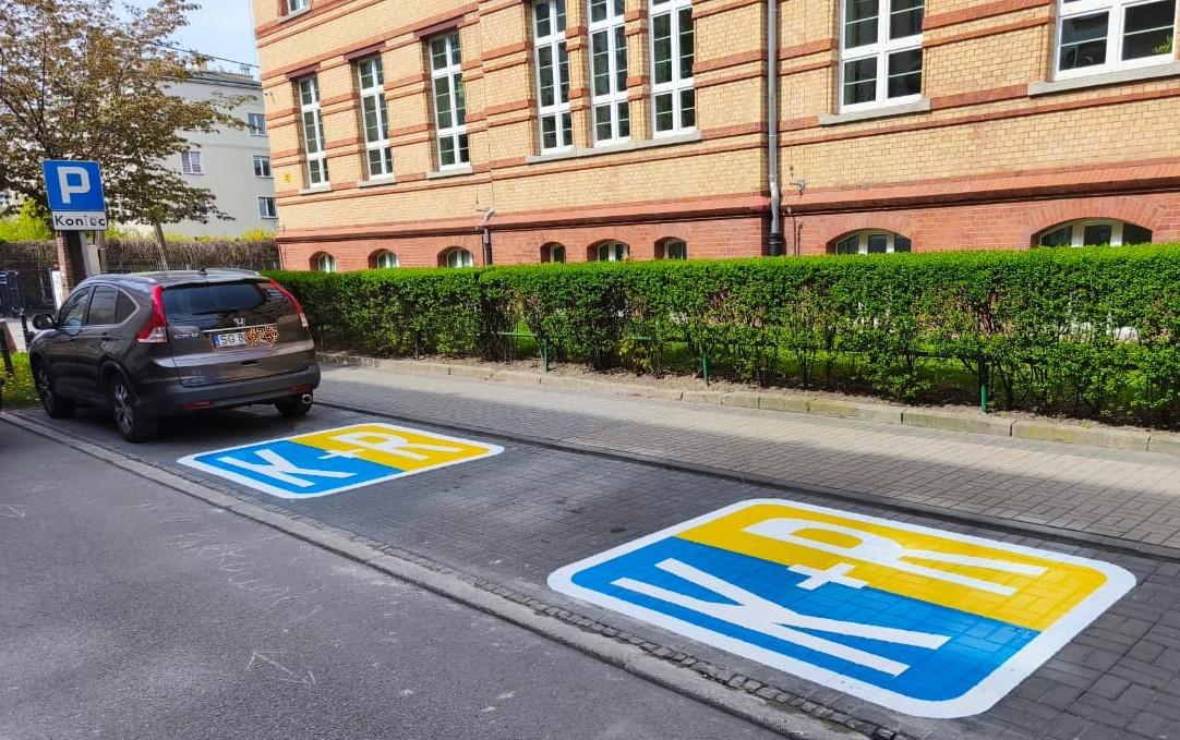 „Pocałuj i jedź” w wyrazistych barwach. Pierwsze pilotażowe, poziome oznakowanie miejsc typu „Kiss & Ride” w Gliwicach