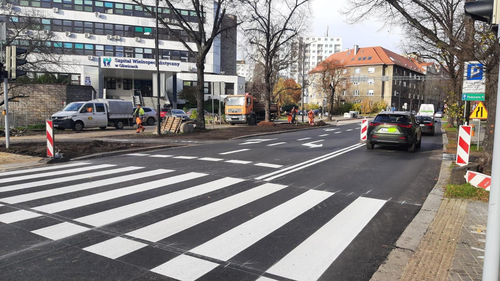 ulica, pasy drogowe, samochody, budynki