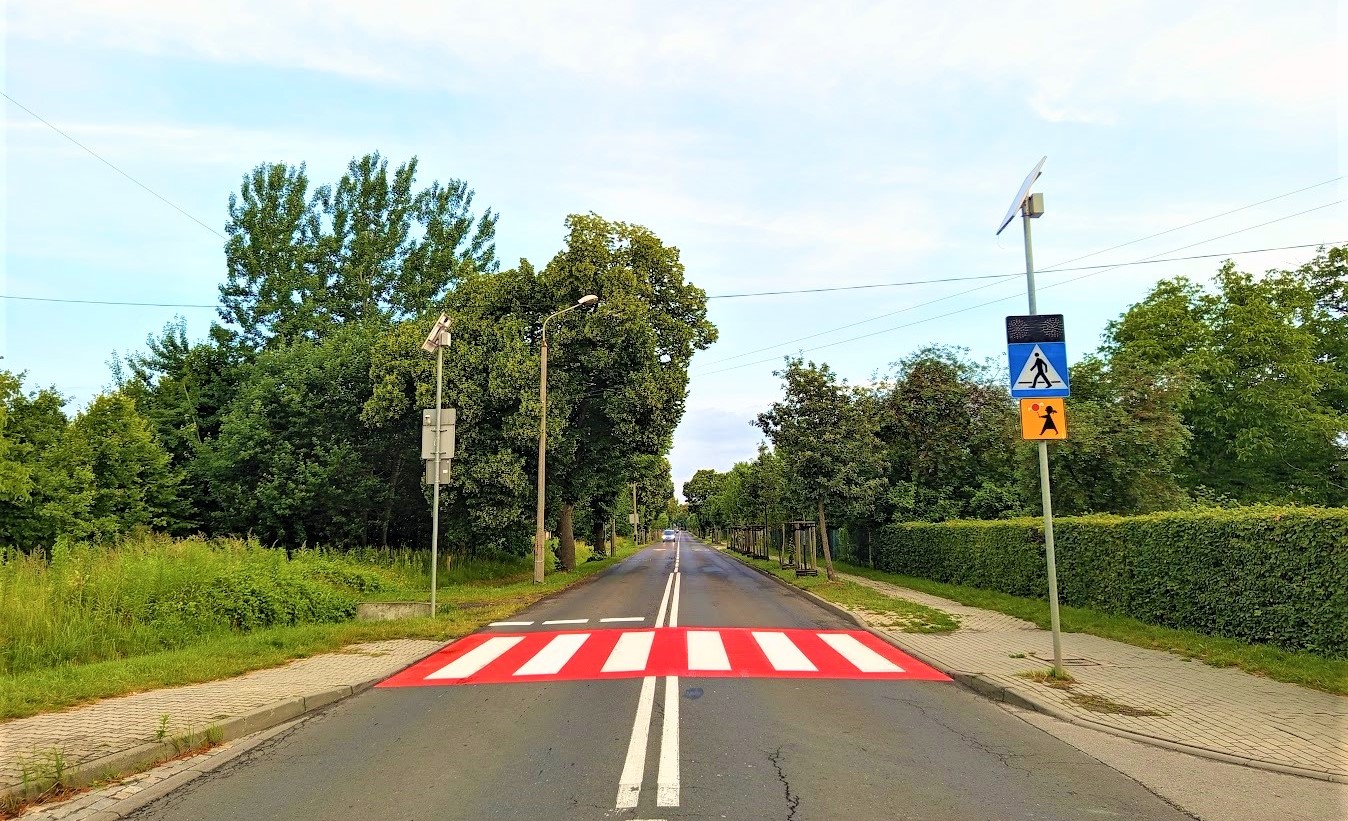 Ulica asfaltowa z przejściem dla pieszych