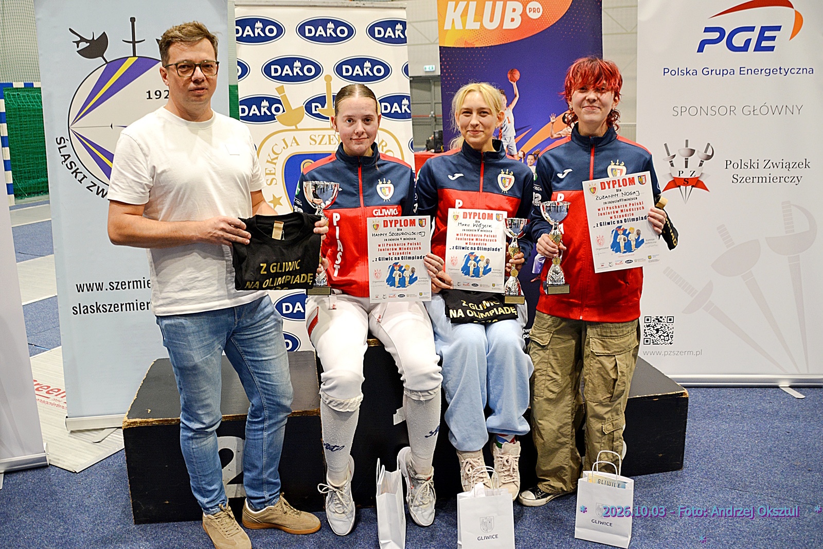 Zawodniczki Piasta Gliwice z trenerem