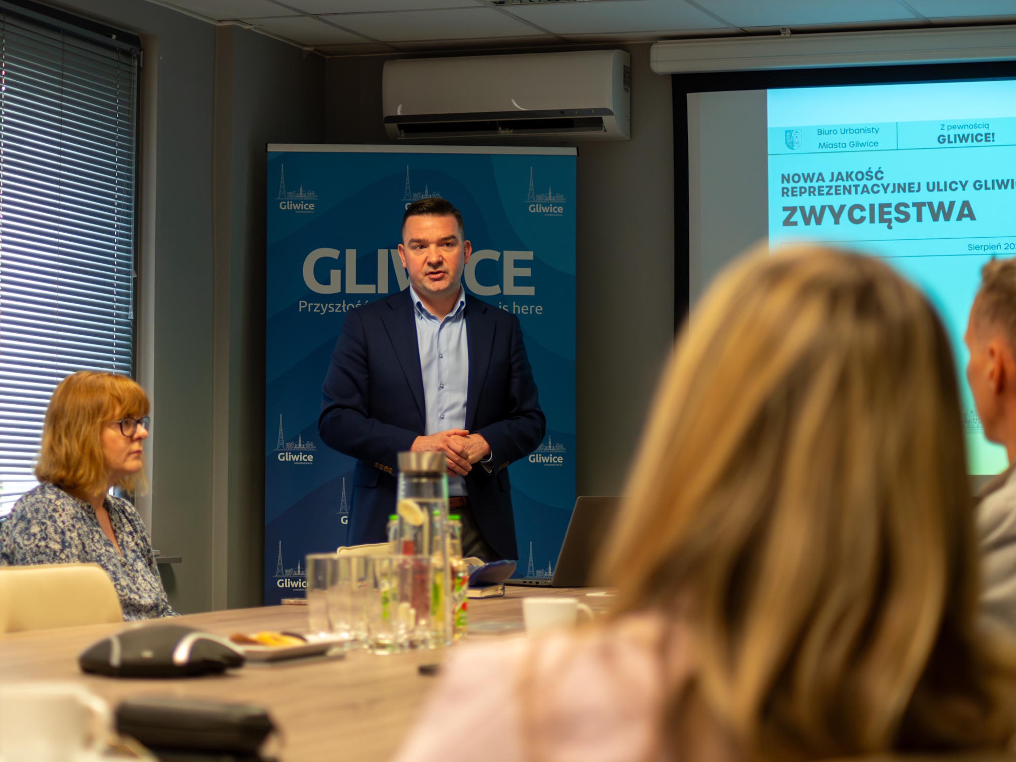 ludzie podczas konferencji siedzą przy stole