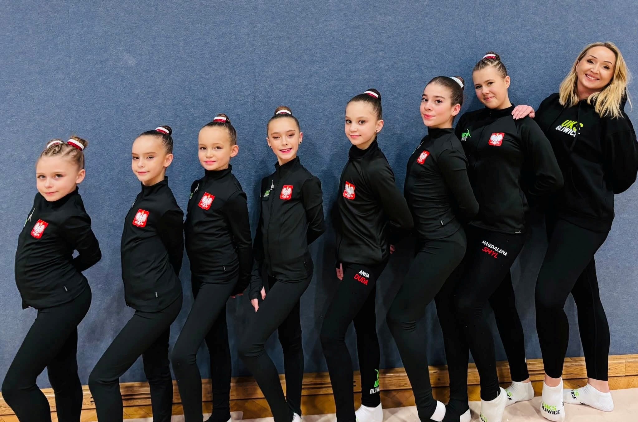 gimnastyczki z trenerką