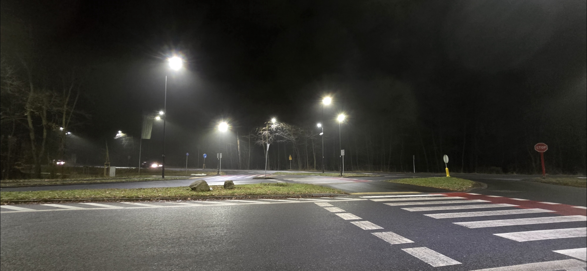 doświetlona ulica Przyszowska pozmroku, przejścia dla pieszych na pierwszym planie