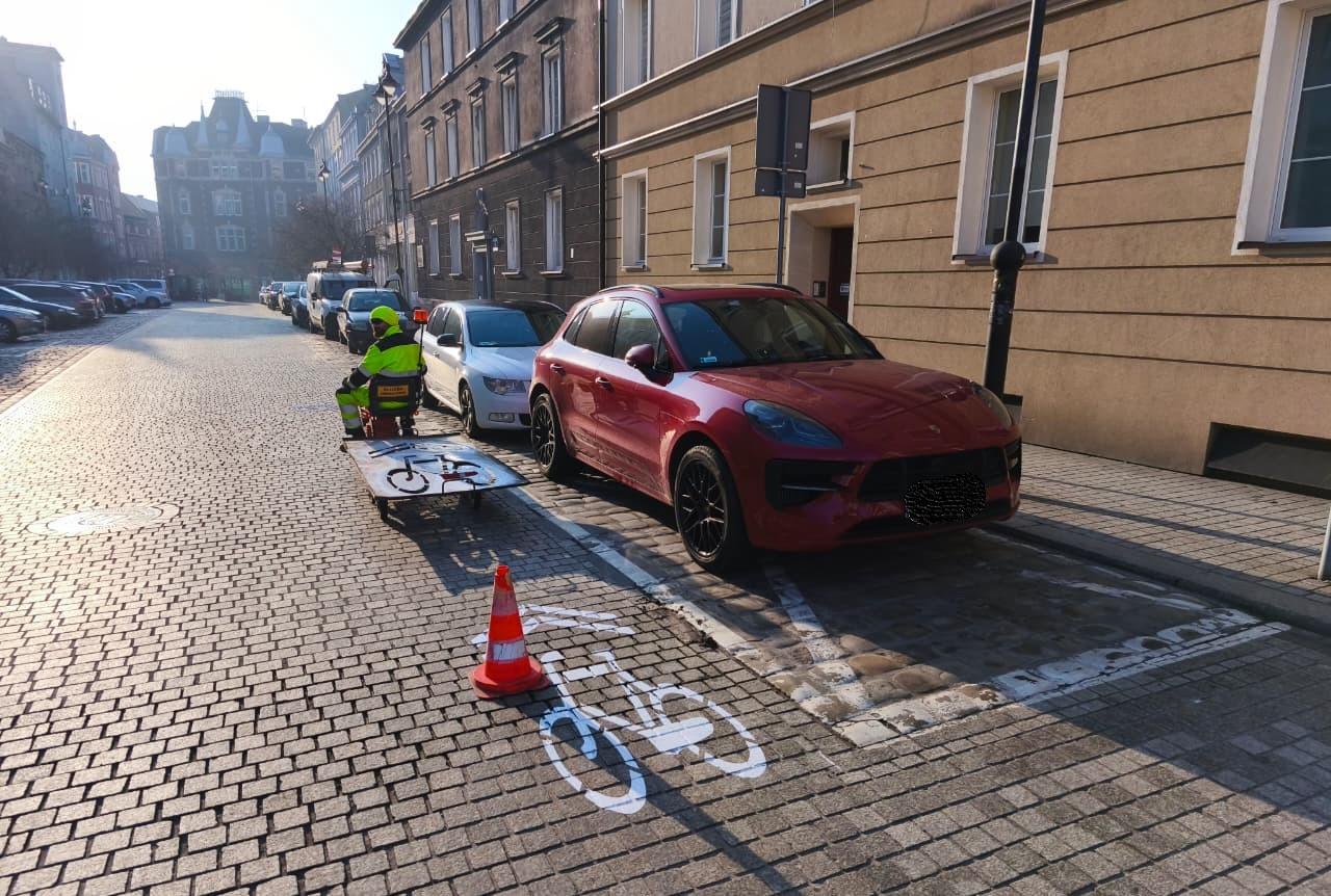 Kontraruch rowerowy na Starówce. Na brukowanych jezdniach malowane są oznaczenia