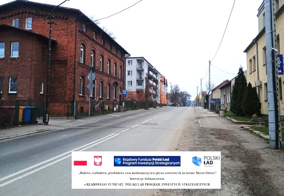 widok na asfaltową jezdnię ul. Strzelców Bytomskich i zabudowę mieszakniową po bokach