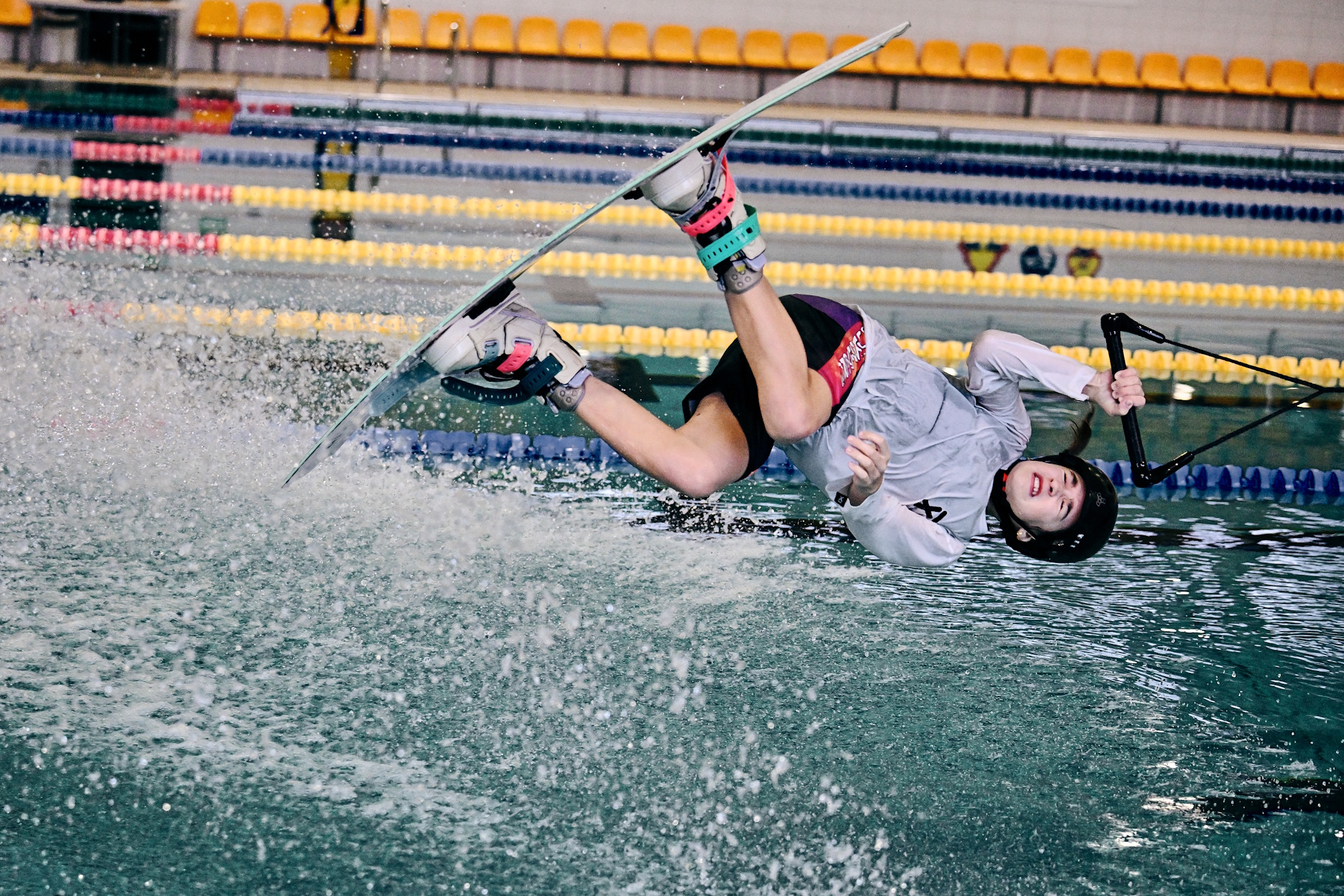 dziewczyna w wodzie na desce