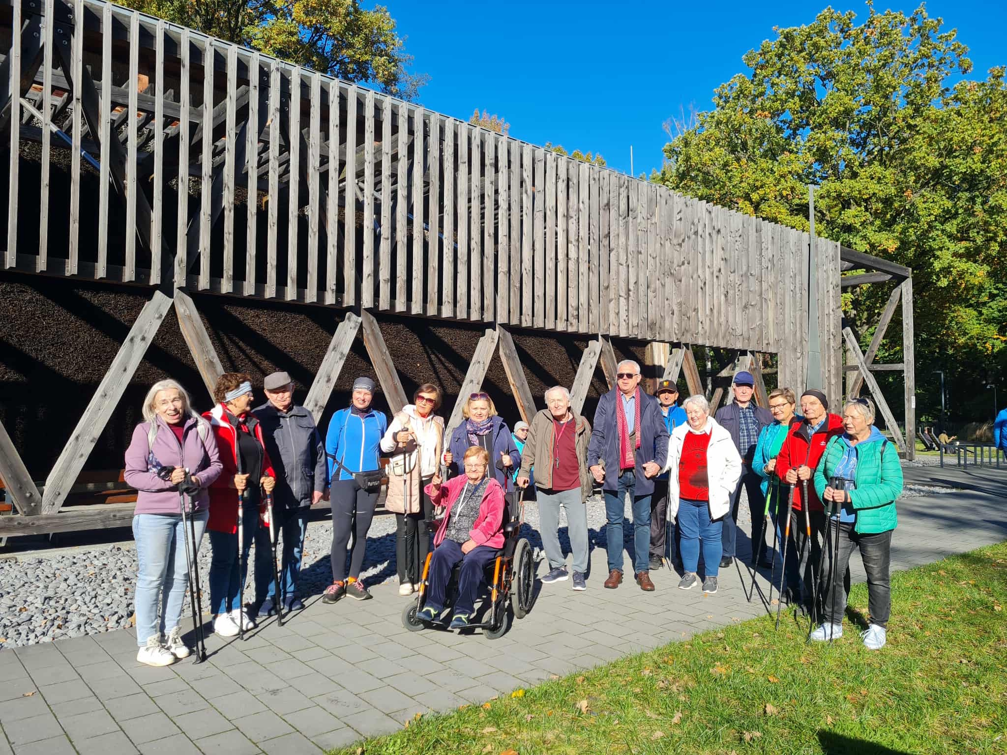 Seniorzy stojący na tle tężni solankowej