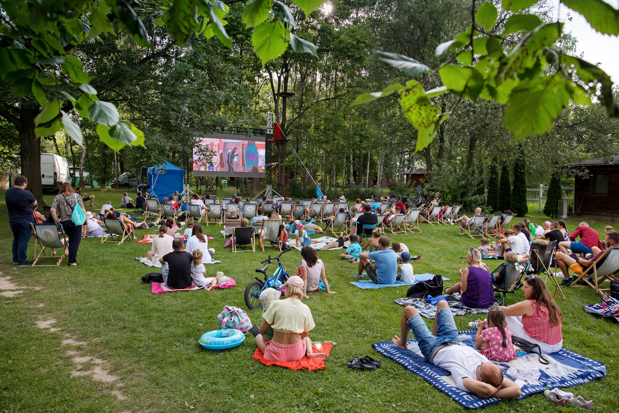 Seanse pod chmurką w dzielnicach. Letnie Kino Plenerowe już od czerwca!