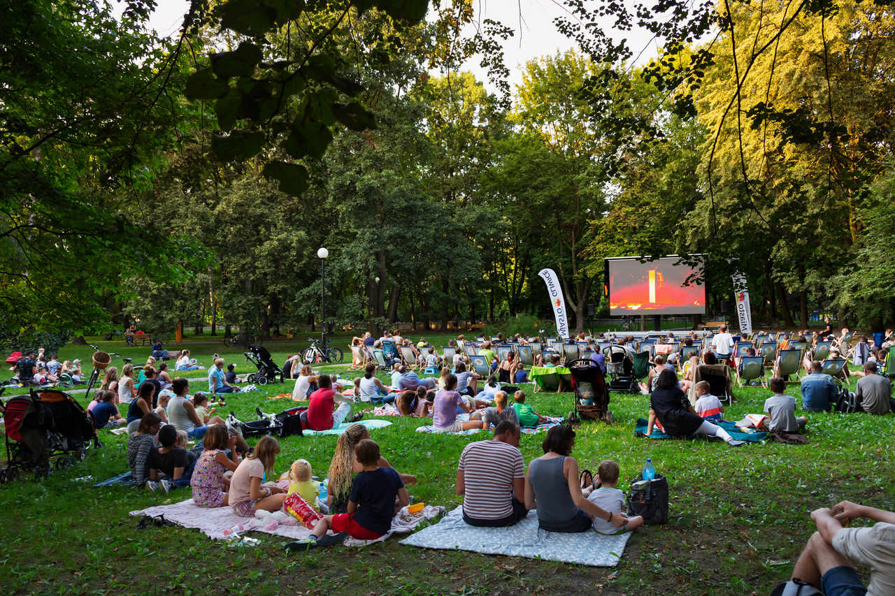 widzowie na trawie oglądają film na pl. Grunwaldzkim