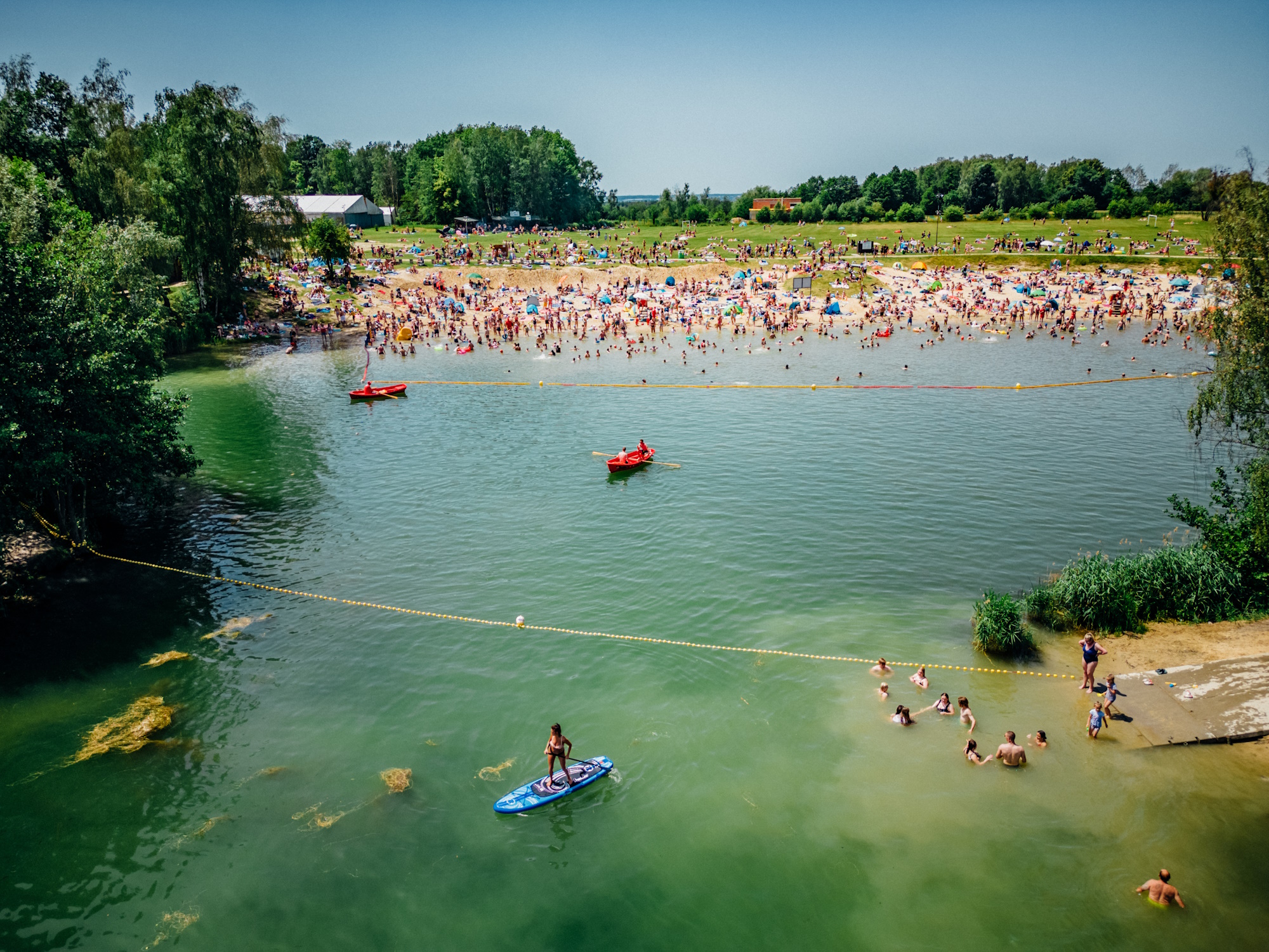jezioro i plaża pełna ludzi