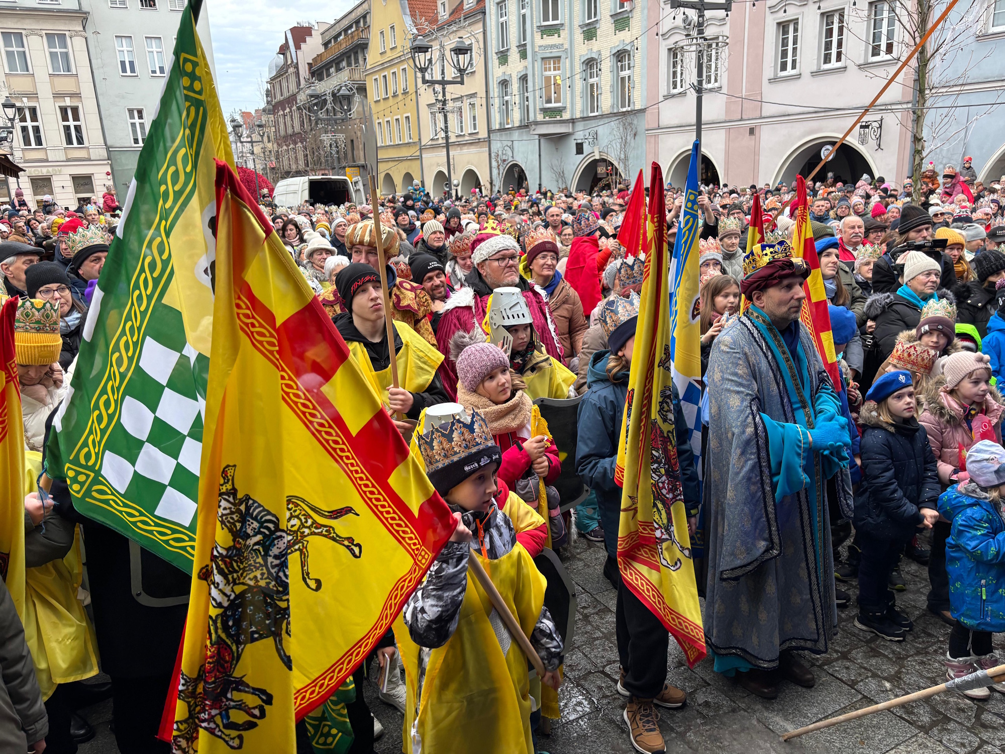 ludzie na Rynku w orszaku
