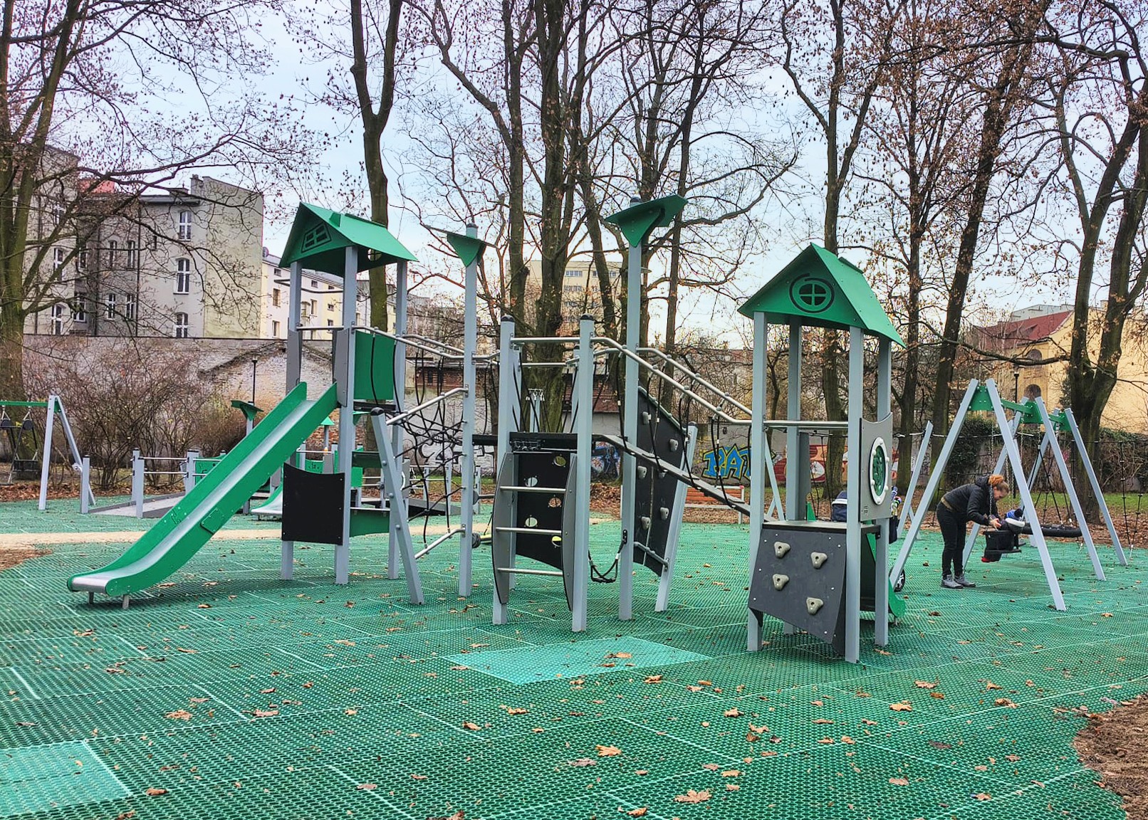 mama z dzieckiem na placu zabaw