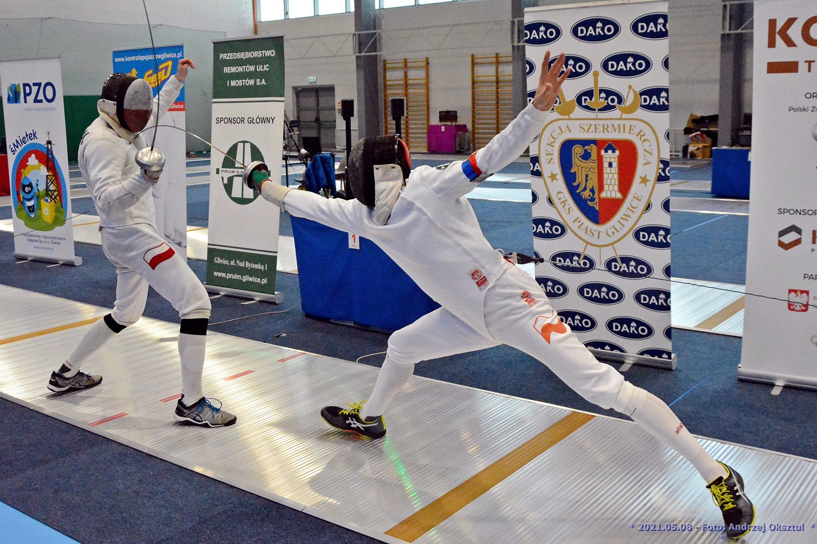 dwaj szermierze rywalizują na planszy