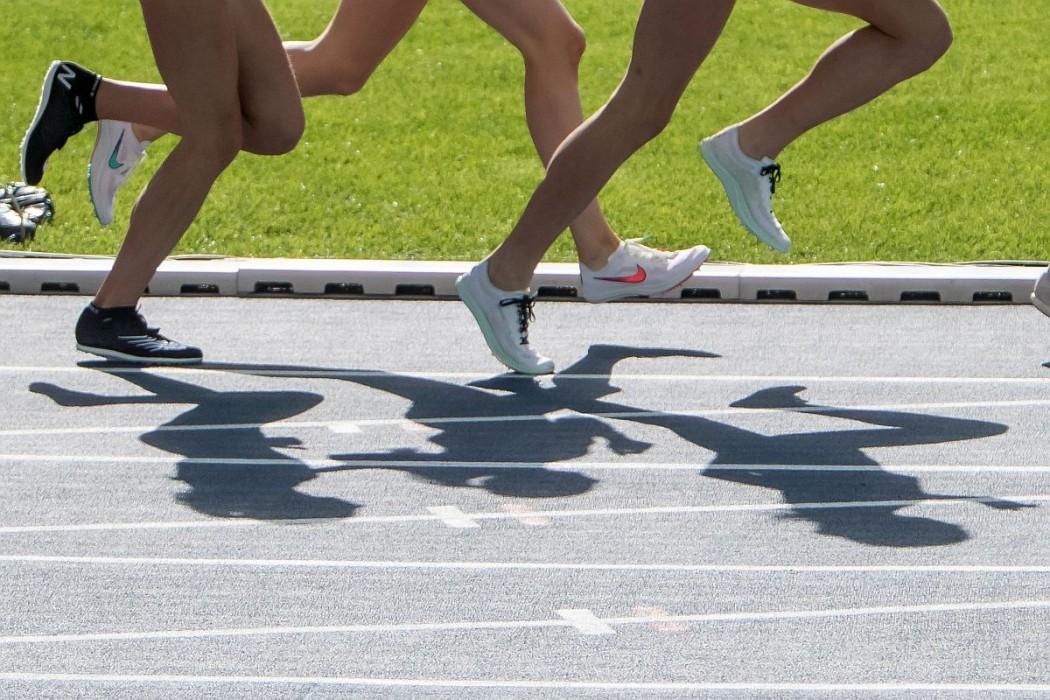 Nogi biegaczek na bieżni