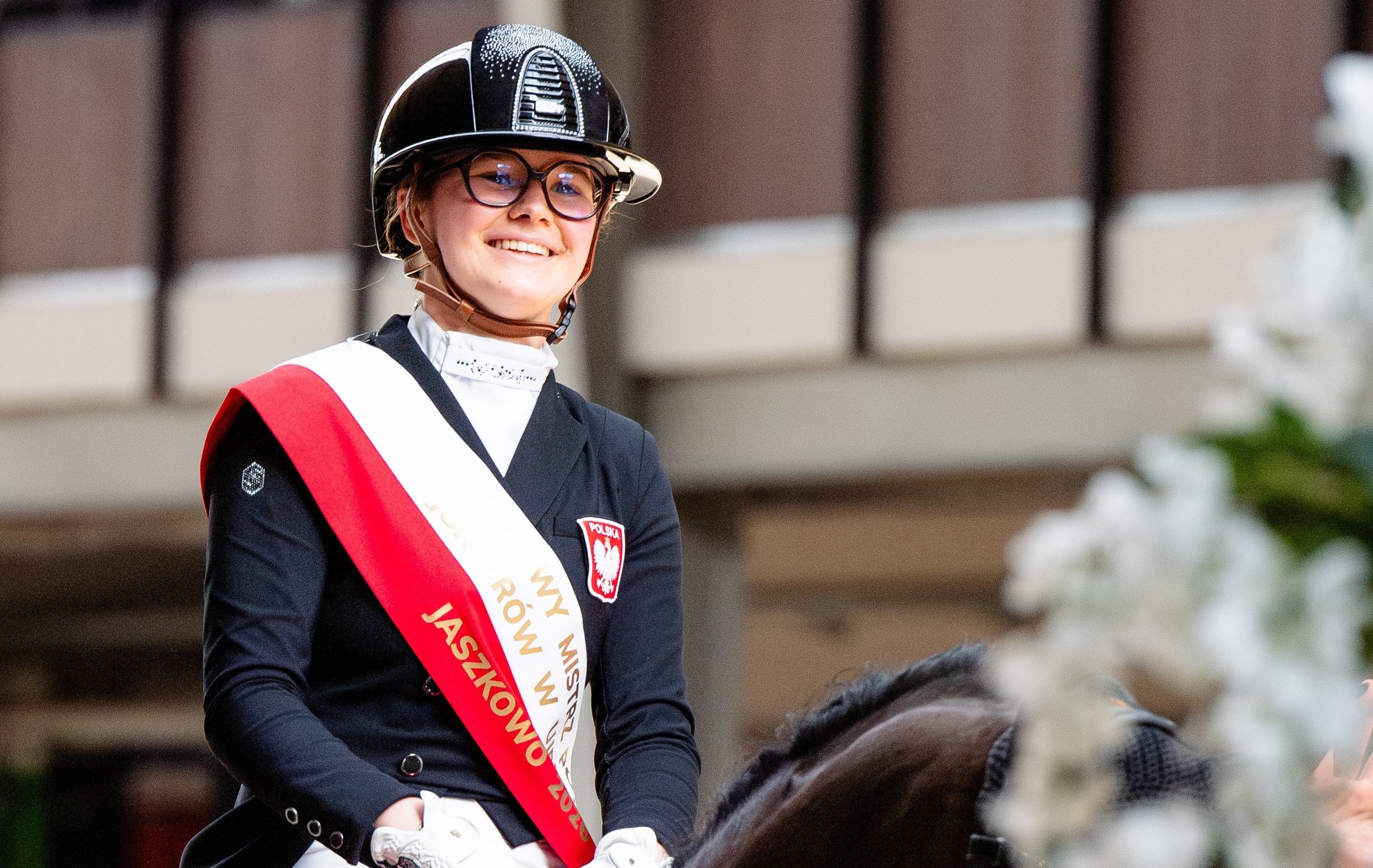 Maja na koniu Kojacku w szarfie zwycięstwa