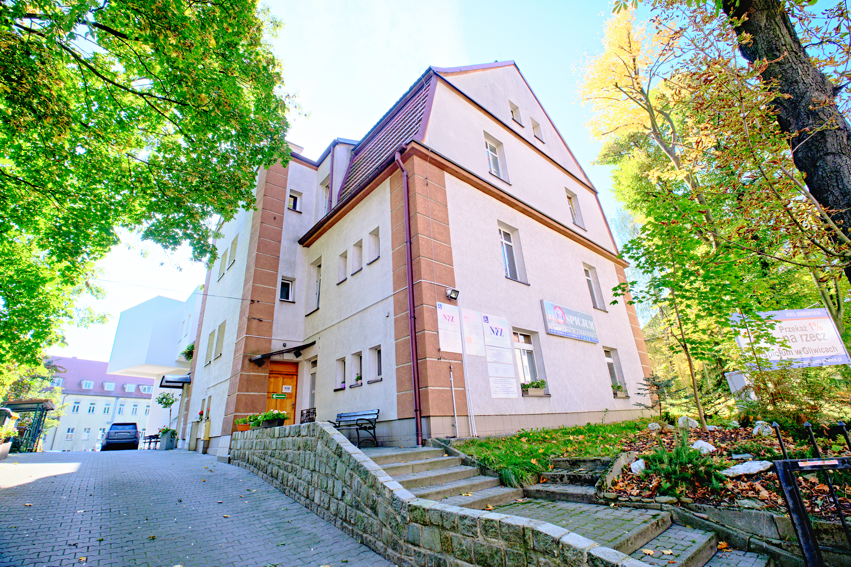 Nowe okna i drzwi, przebudowane wejście oraz duże zmiany na poddaszu – to zakres kolejnych prac zaplanowanych w starszej, ponadstuletniej siedzibie Hospicjum Miłosierdzia Bożego przy ul. Daszyńskiego 29. Gliwice przeznaczą na ich realizację do 1 mln zł.