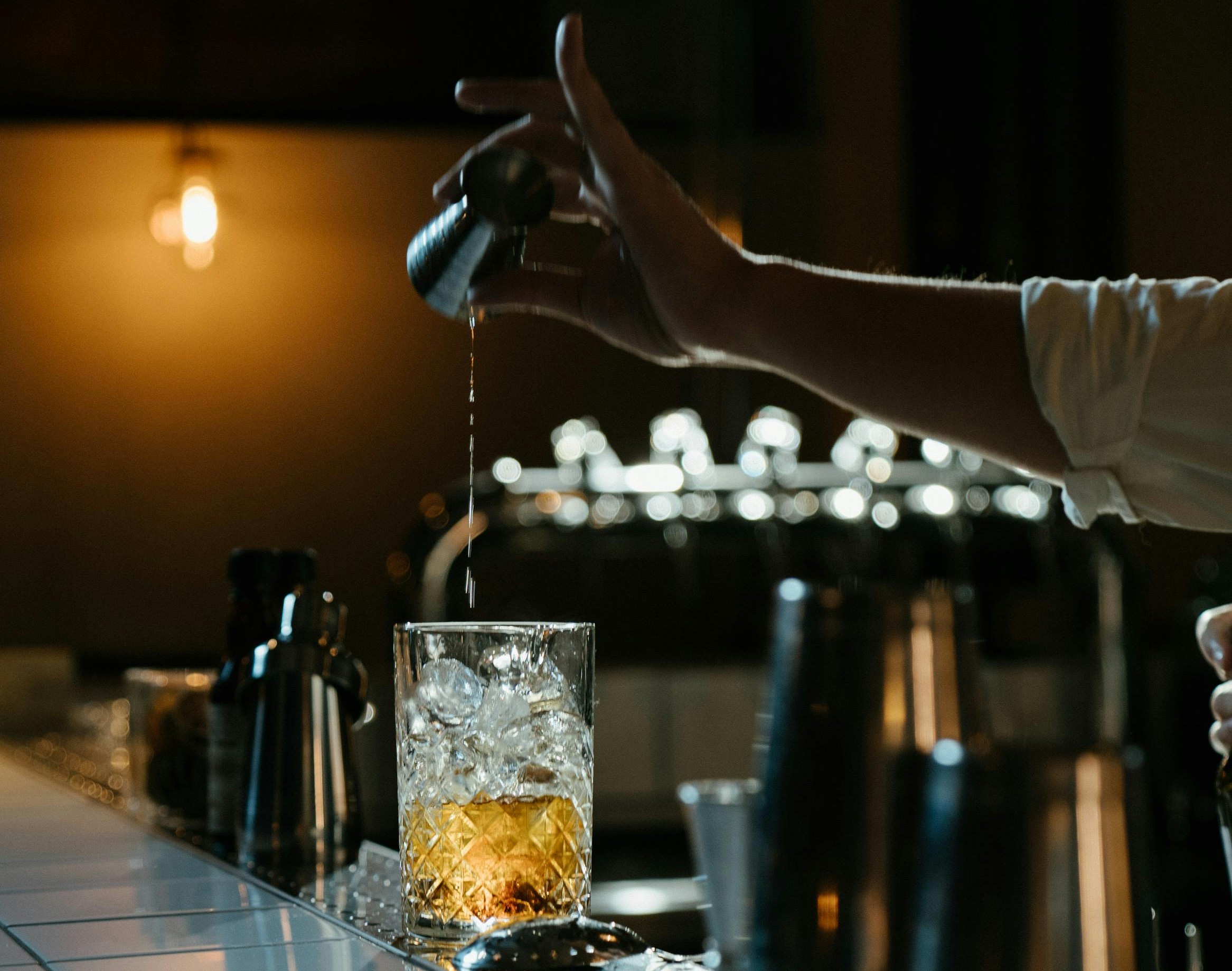 Barman podający drinka