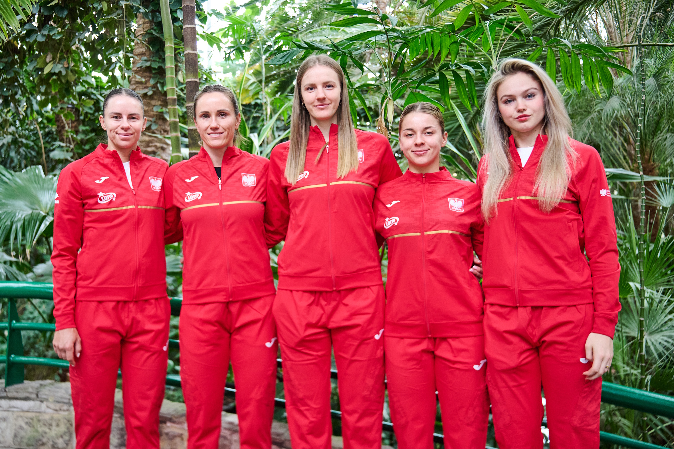 Reprezentacja Polski na tle roślin w Palmiarni Miejskiej