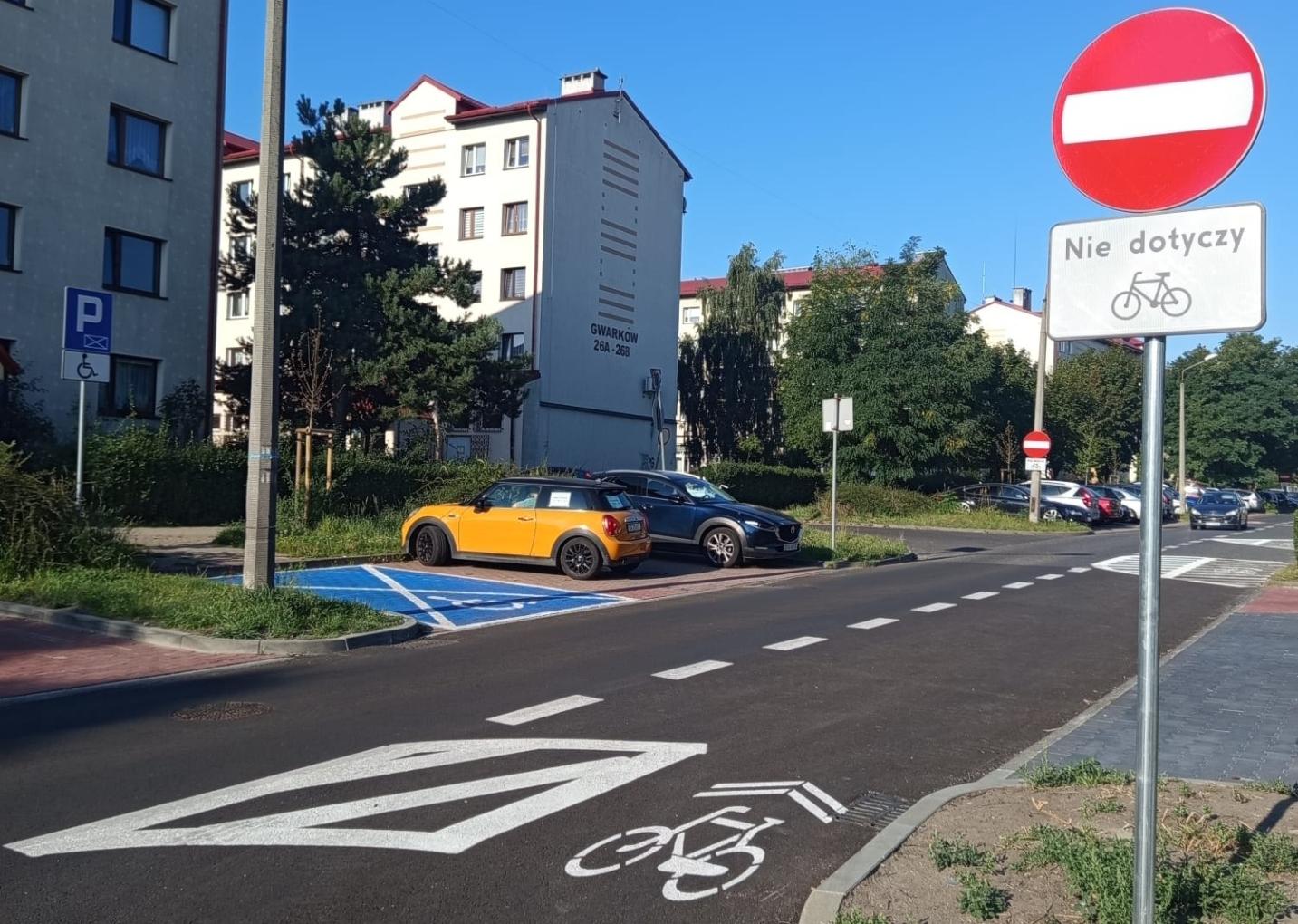 Umożliwienie rowerzystom jazdy „pod prąd” na odcinku ul. Gwarków było propozycją mieszkańców zgłoszoną do Gliwickiego Budżetu Obywatelskiego. Wprowadzenie kontraruchu wymagało jednak szerszych zmian
